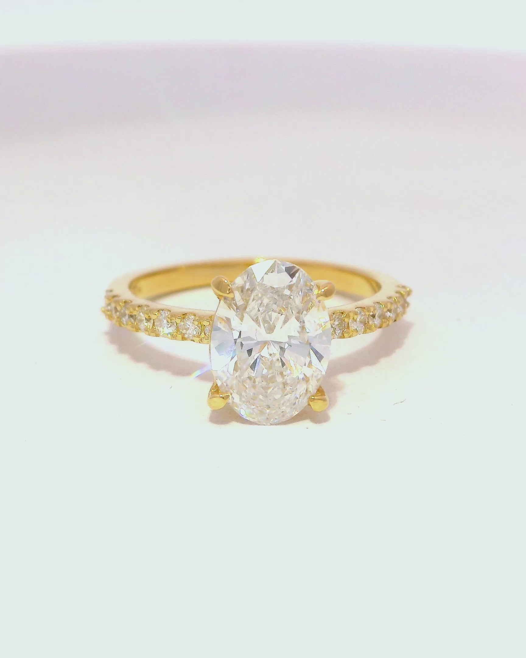 Anillo de compromiso en oro amarillo 18k ley con diamante oval de 1.5kt