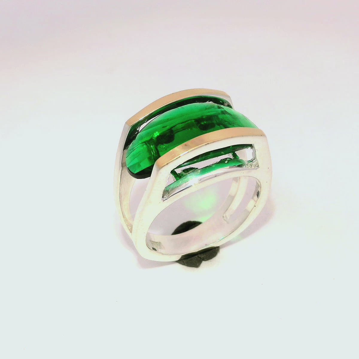 Anillo con zircón color esmeralda elegante en plata con oro