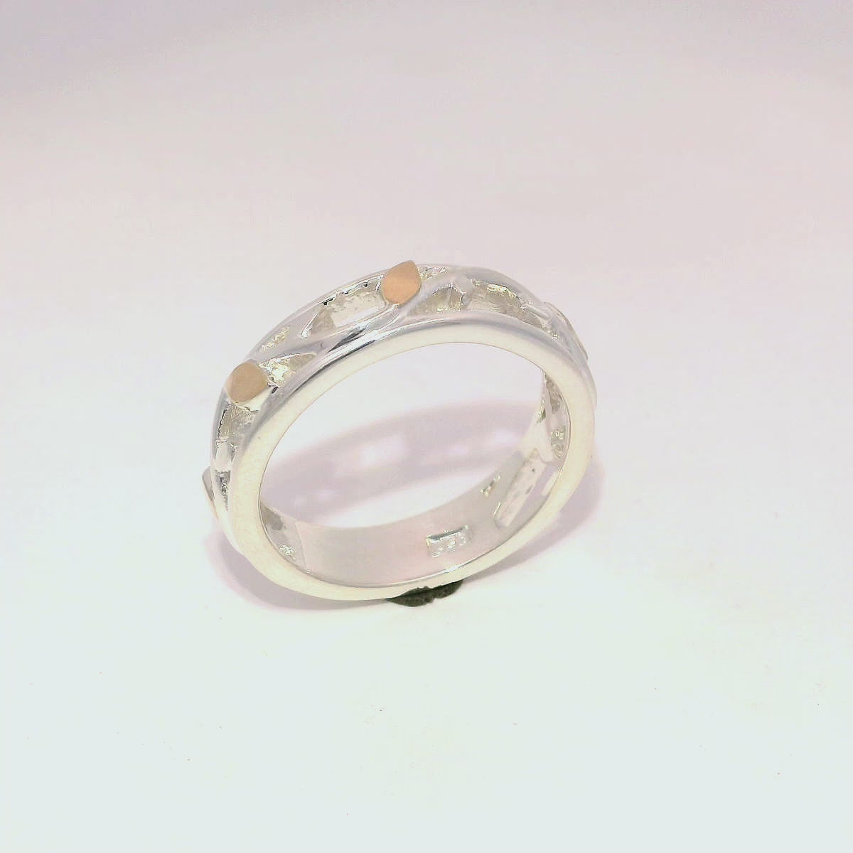 Anillo con detalles elegantes en plata con oro