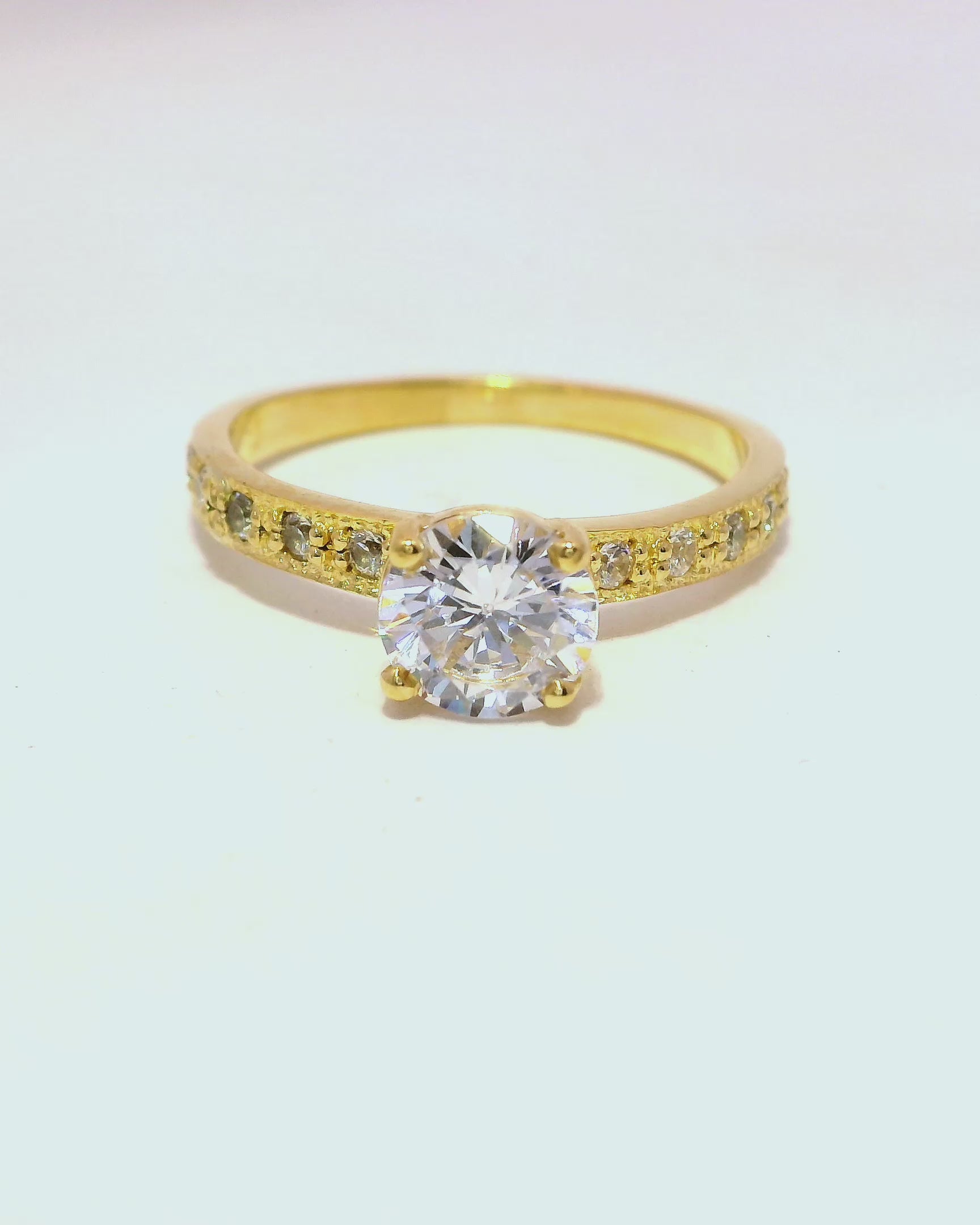 Anillo de compromiso en oro amarillo 18k ley