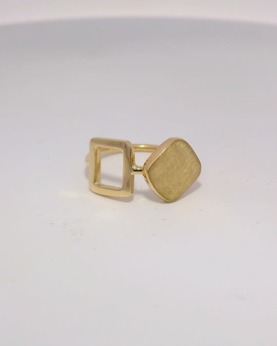 Anillo moderno de diseño minimalista en oro amarillo 18k ley