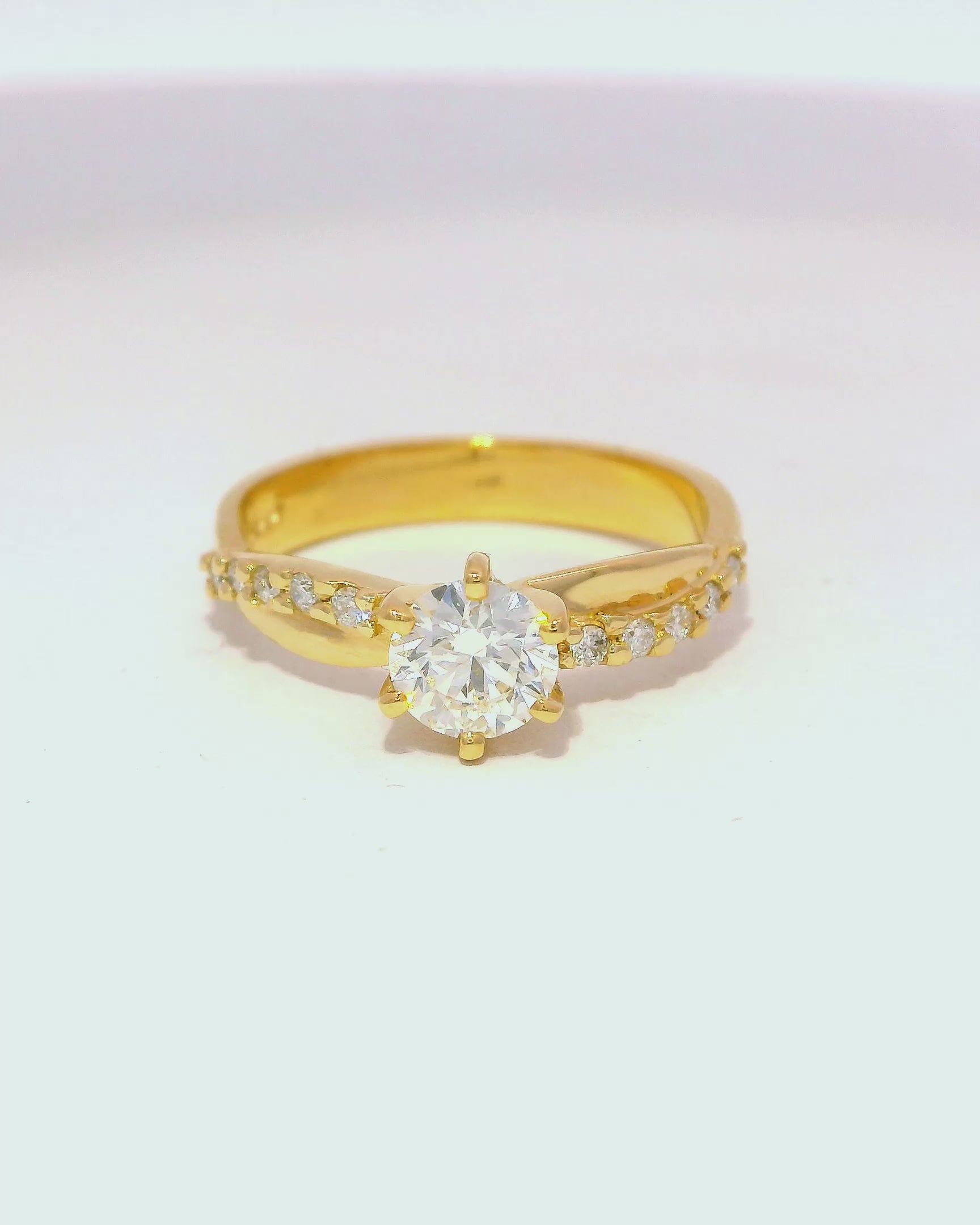 Anillo de compromiso cruzado en oro amarillo 18k ley