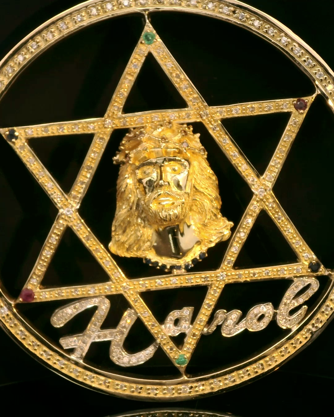 Broche dorado con figura religiosa