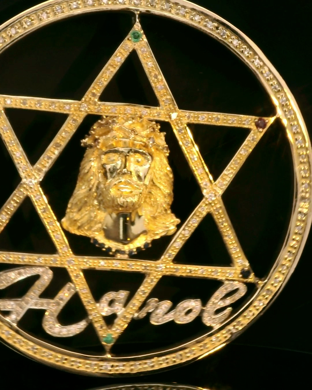 Broche dorado con figura religiosa