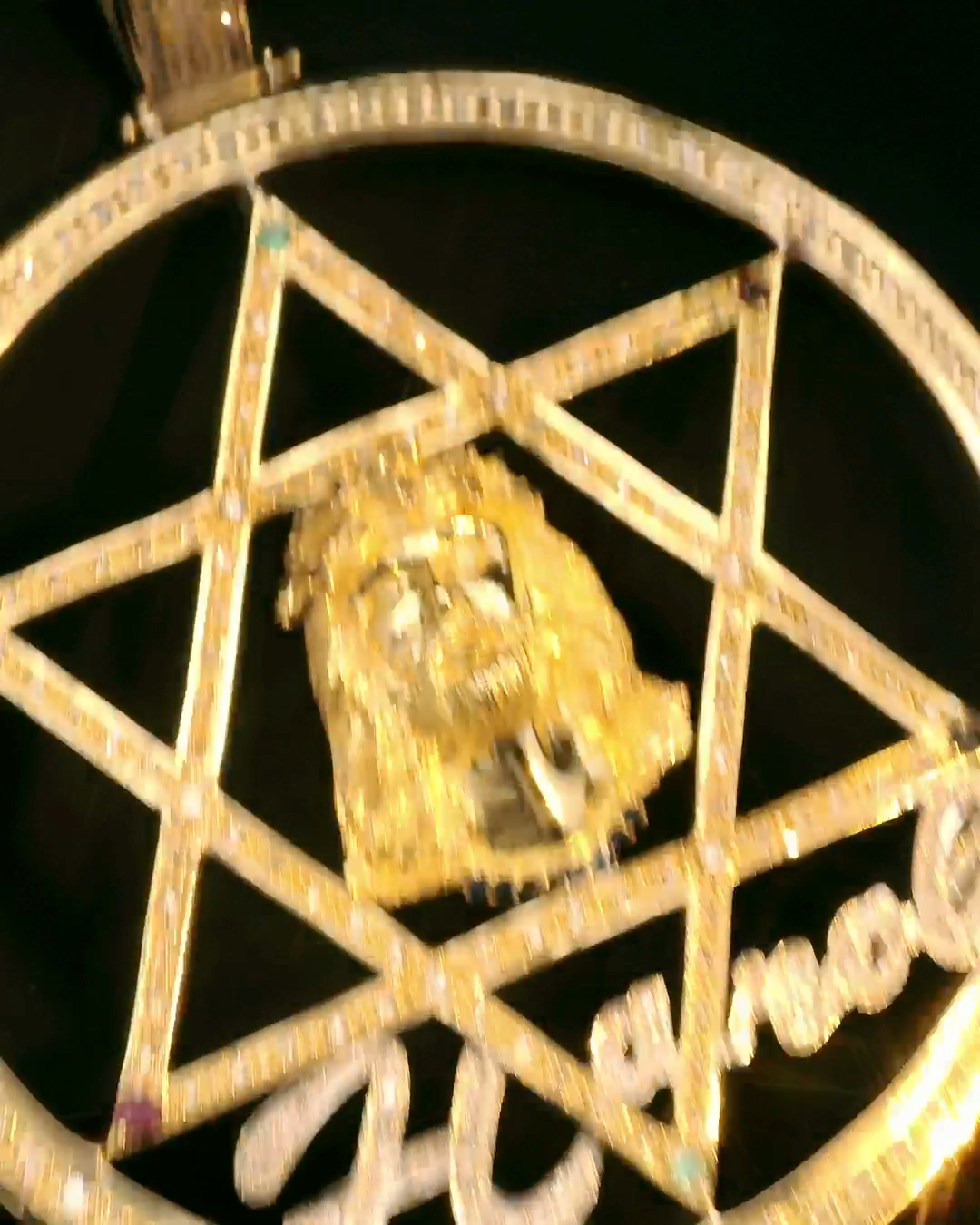 Broche dorado con figura religiosa