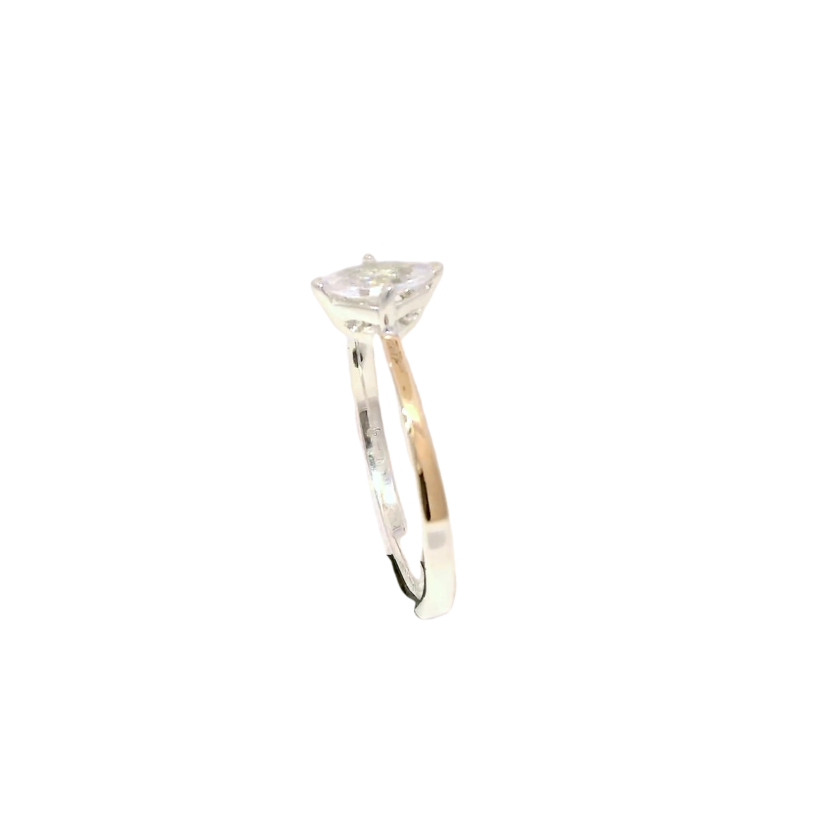Anillo de compromiso con zircón marquesa