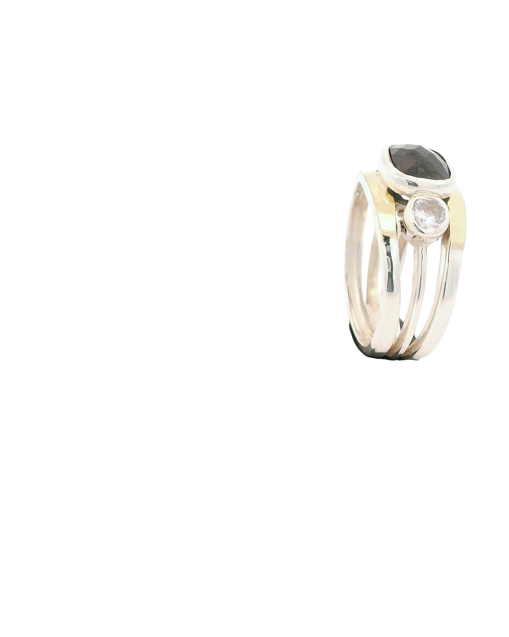 Anillo elegante con piedras preciosas
