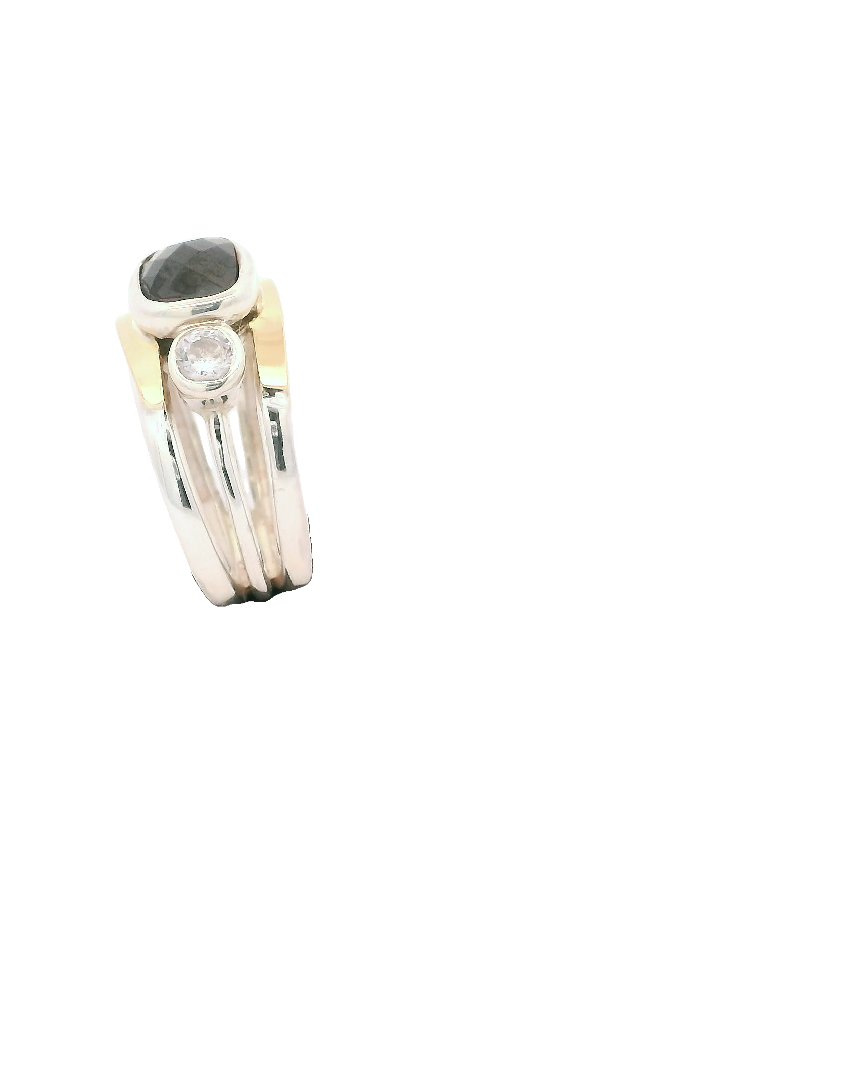 Anillo elegante con piedras preciosas