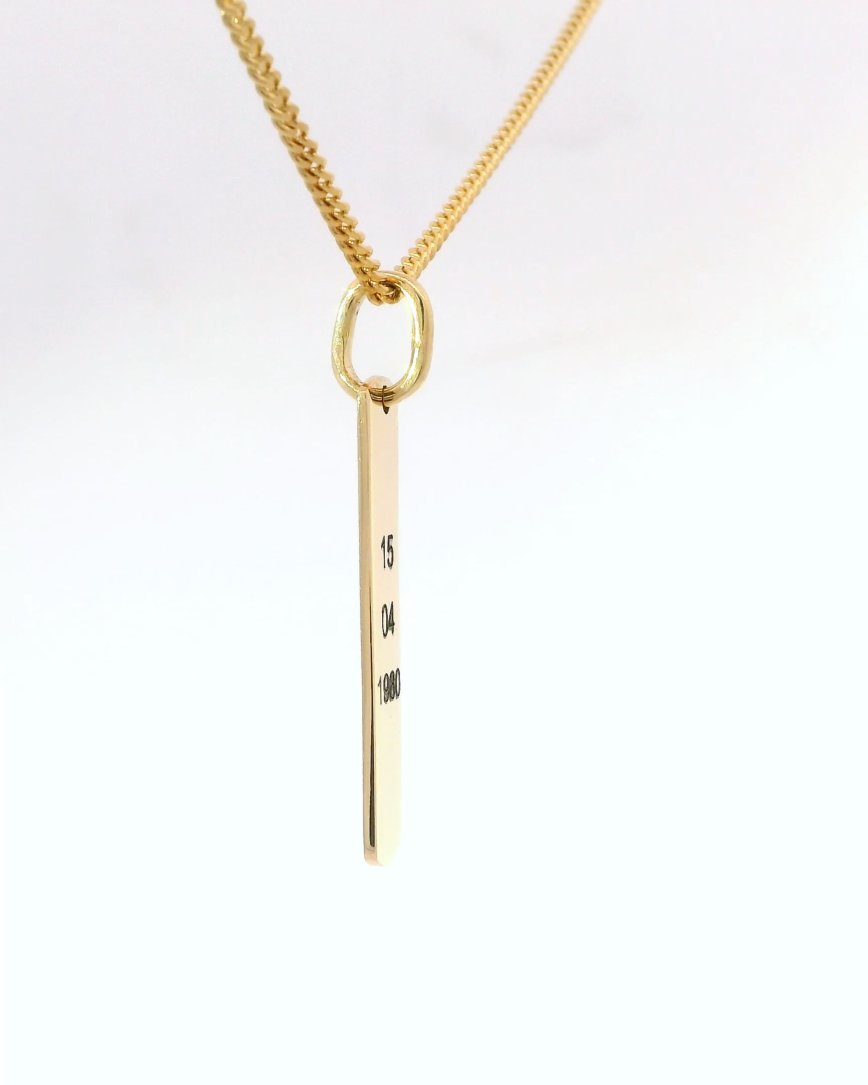 Elegante dije de placa en oro amarillo 18k ley