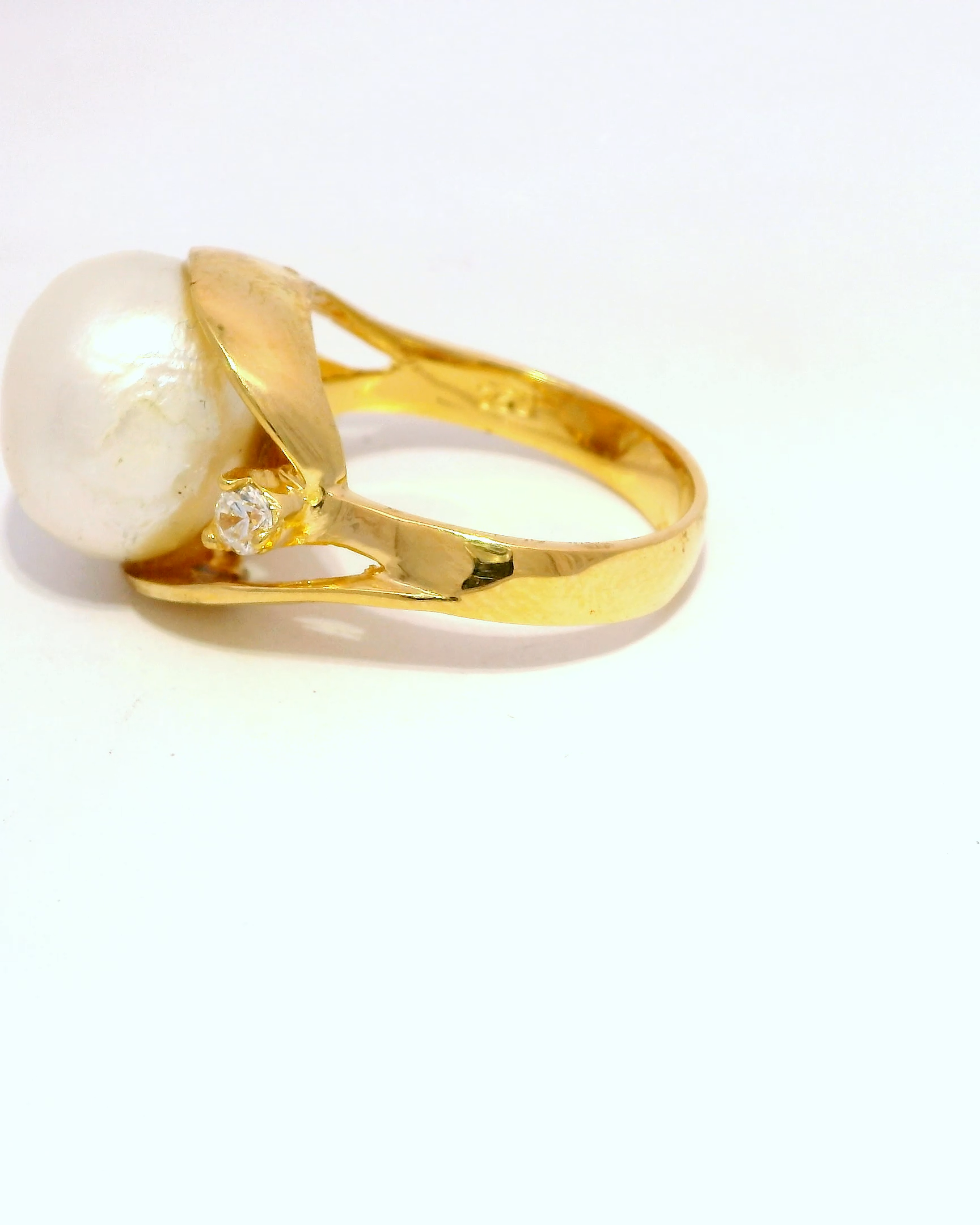 Anillo de oro amarillo 18k ley con perla elegante
