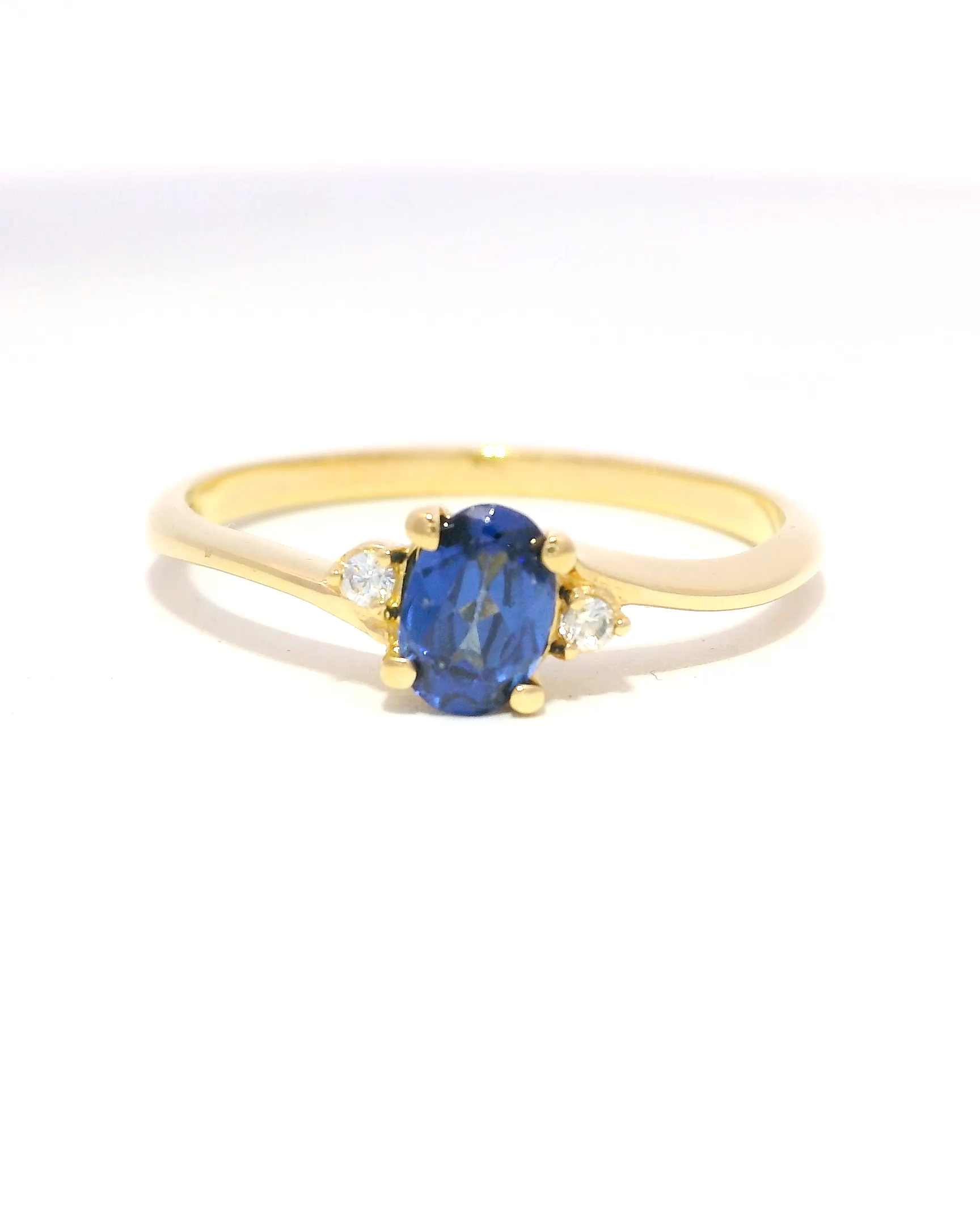 Anillo de zafiro oval oro amarillo 18k Ley