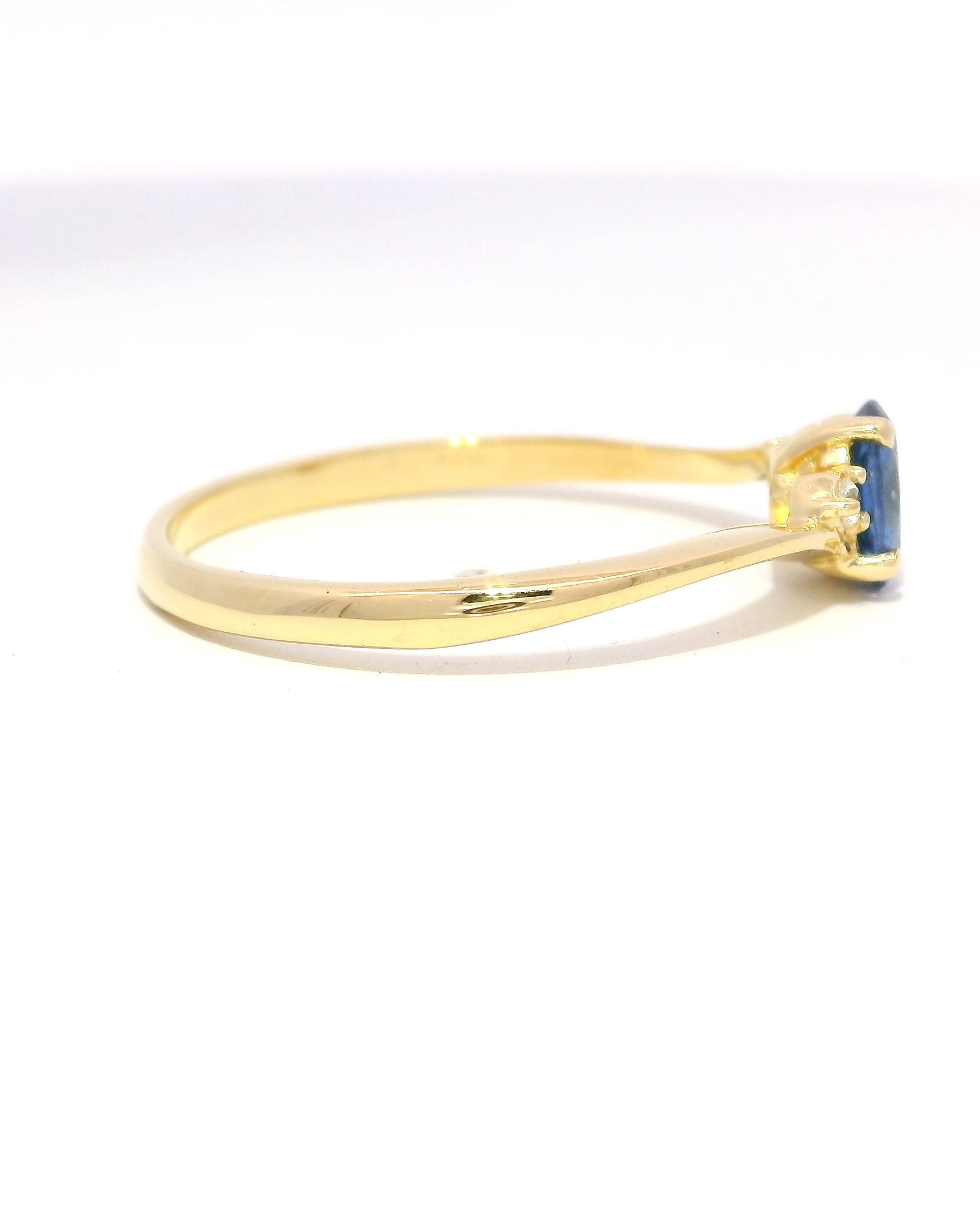 Anillo de zafiro oval oro amarillo 18k Ley