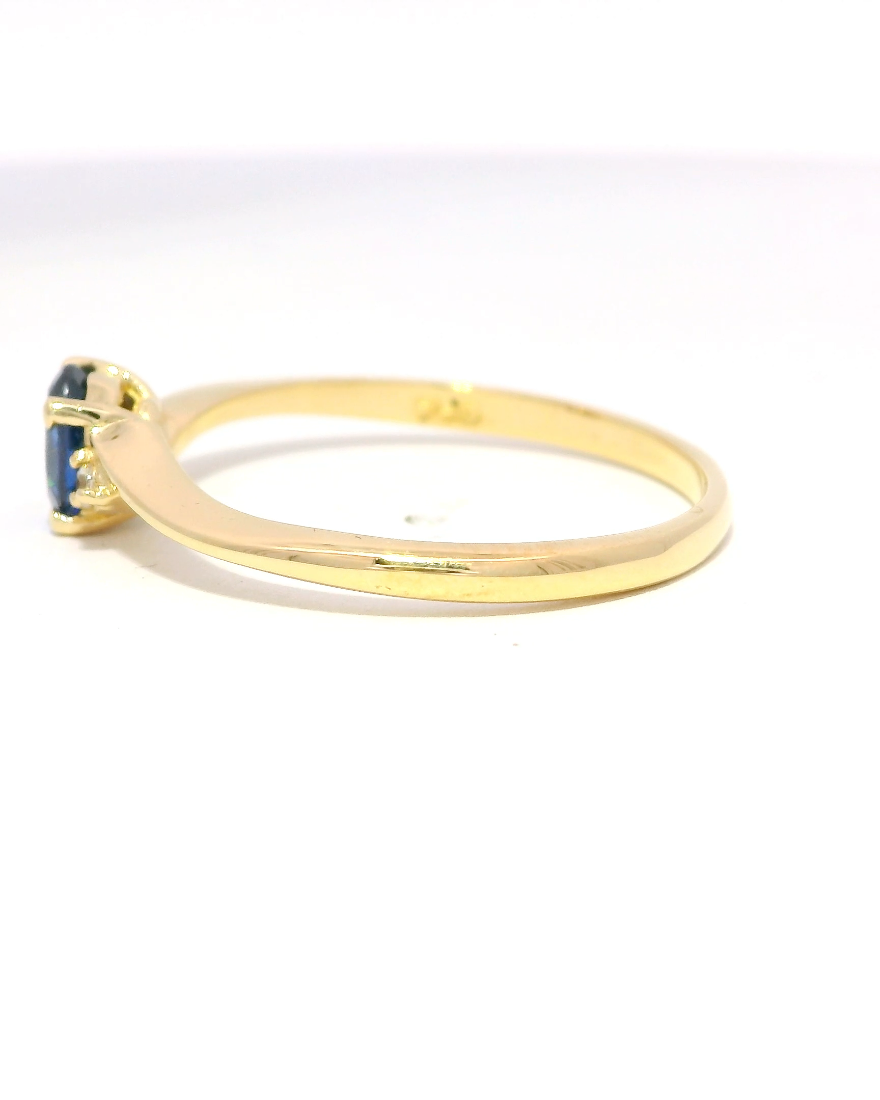 Anillo de zafiro oval oro amarillo 18k Ley