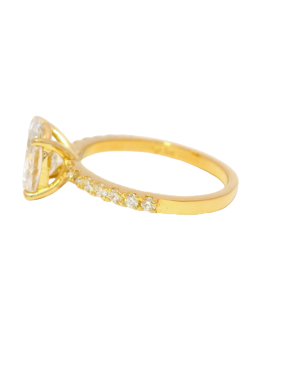 Anillo de compromiso en oro amarillo 18k ley con diamante oval de 1.5kt