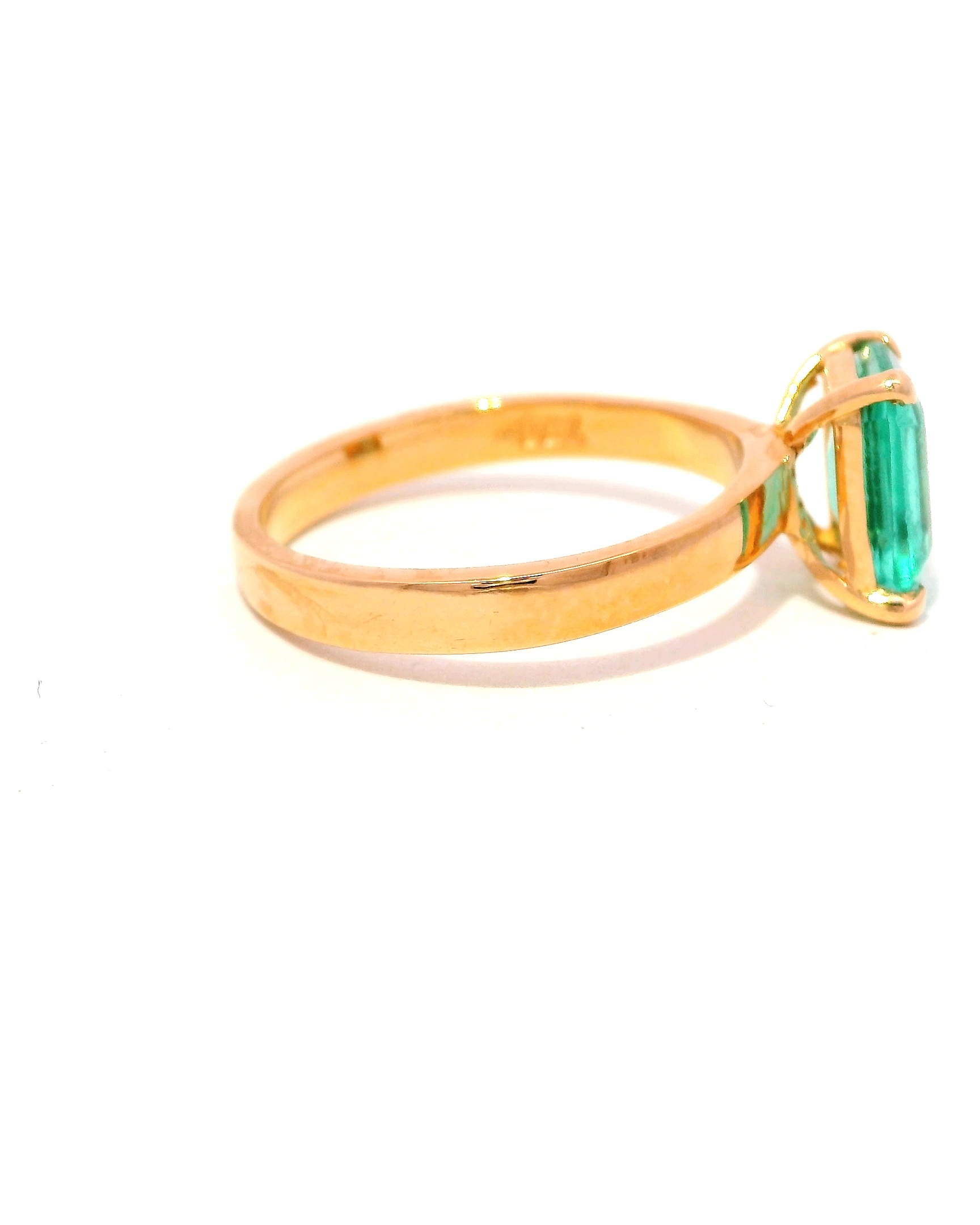 Anillo Solitario en Oro Rosa 18k Ley con Esmeralda de 1.5 cts.