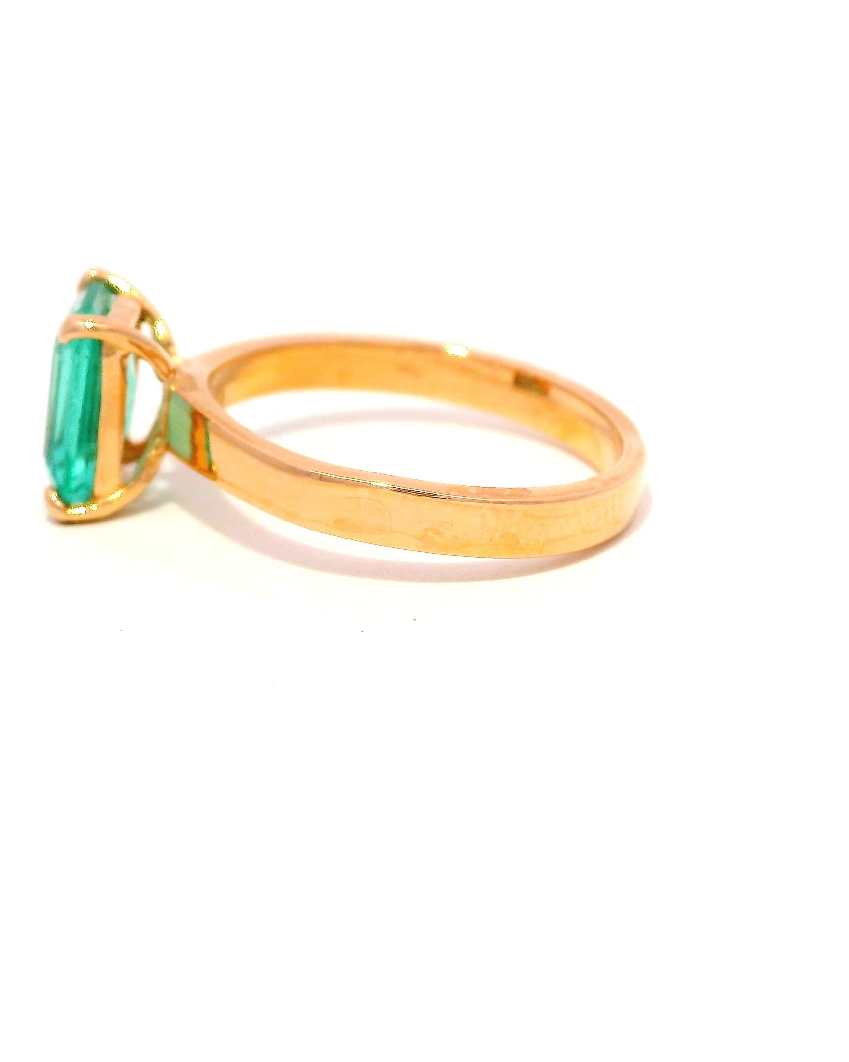 Anillo Solitario en Oro Rosa 18k Ley con Esmeralda de 1.5 cts.