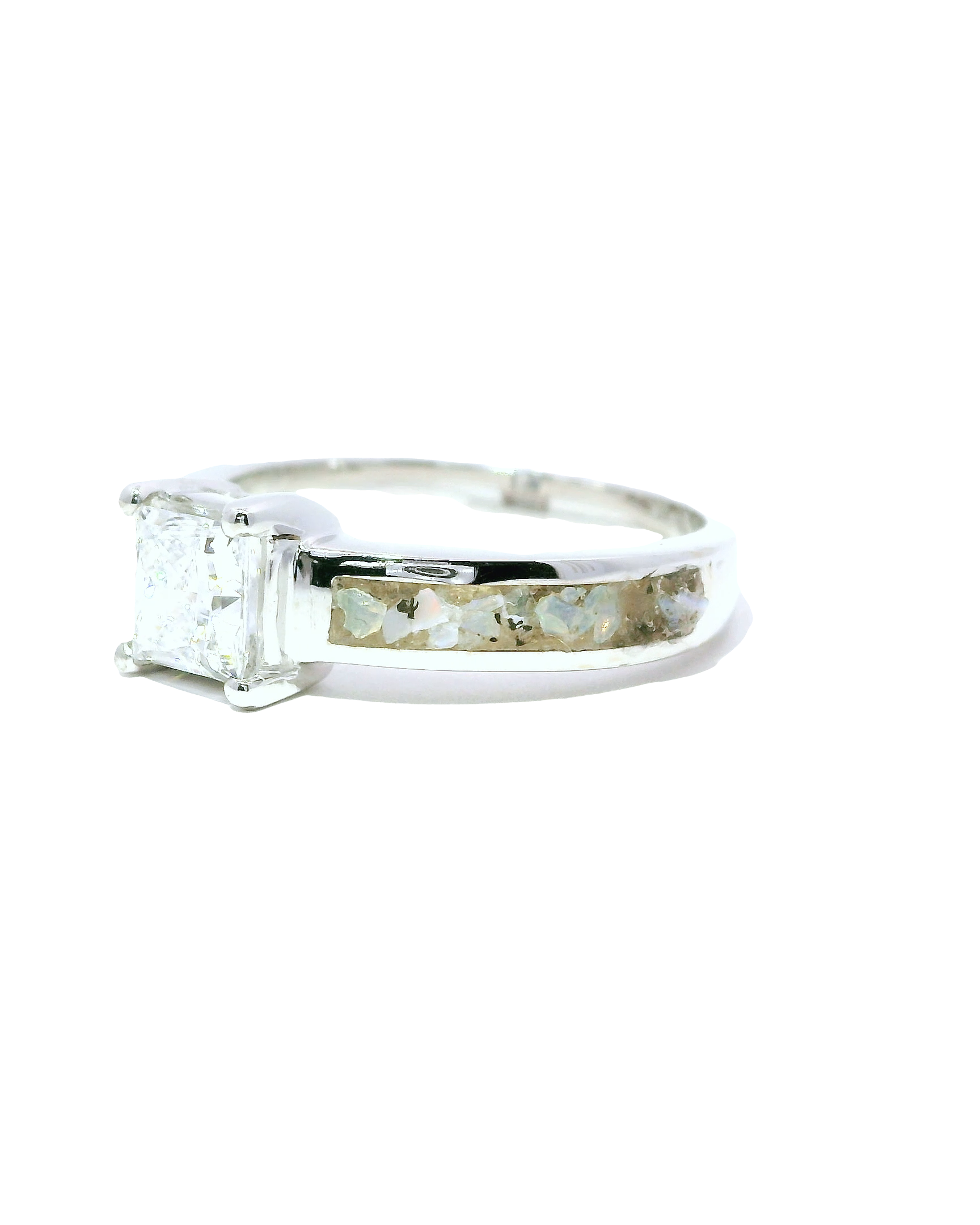 Anillo Solitario en Oro blanco 18k Ley con Diamante de 0.70cts y Opalo Granulado