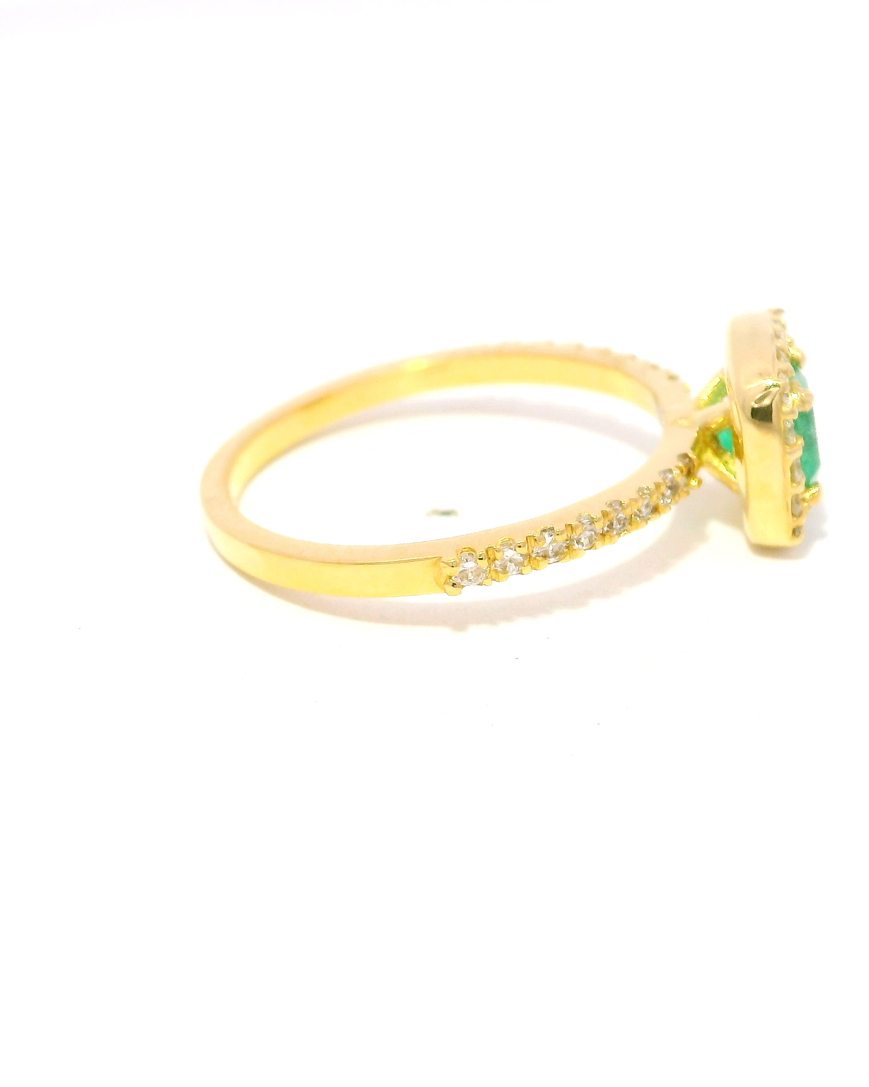 Anillo de oro amarillo 18k Ley con esmeralda de 0.70 cts.