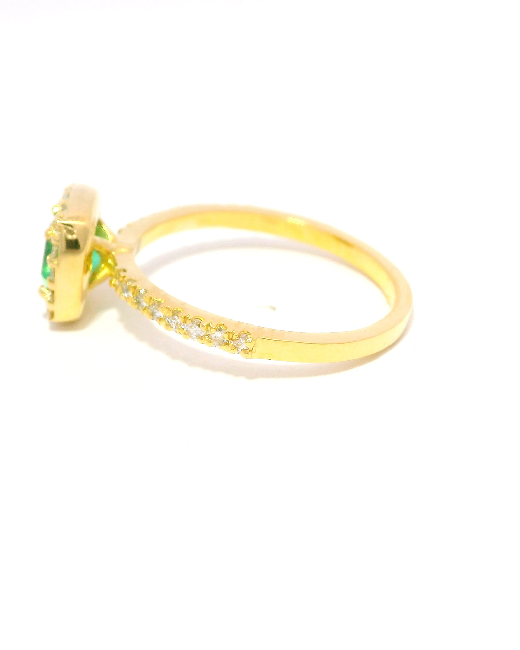 Anillo de oro amarillo 18k Ley con esmeralda de 0.70 cts.