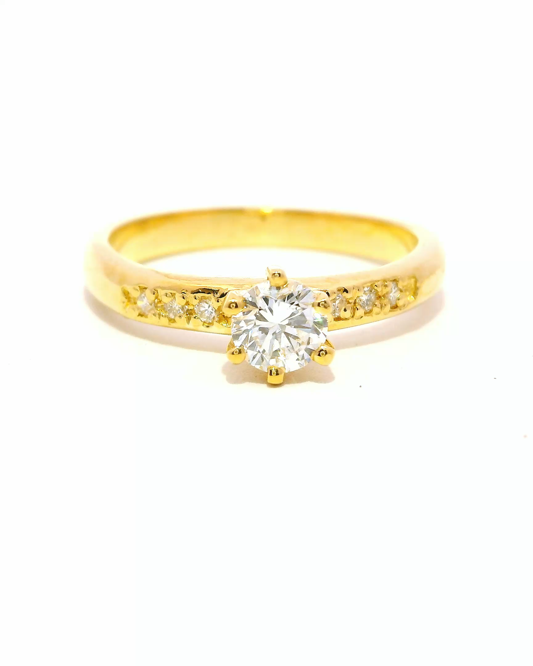 Anillo Solitario en Oro Amarillo con Diamantes