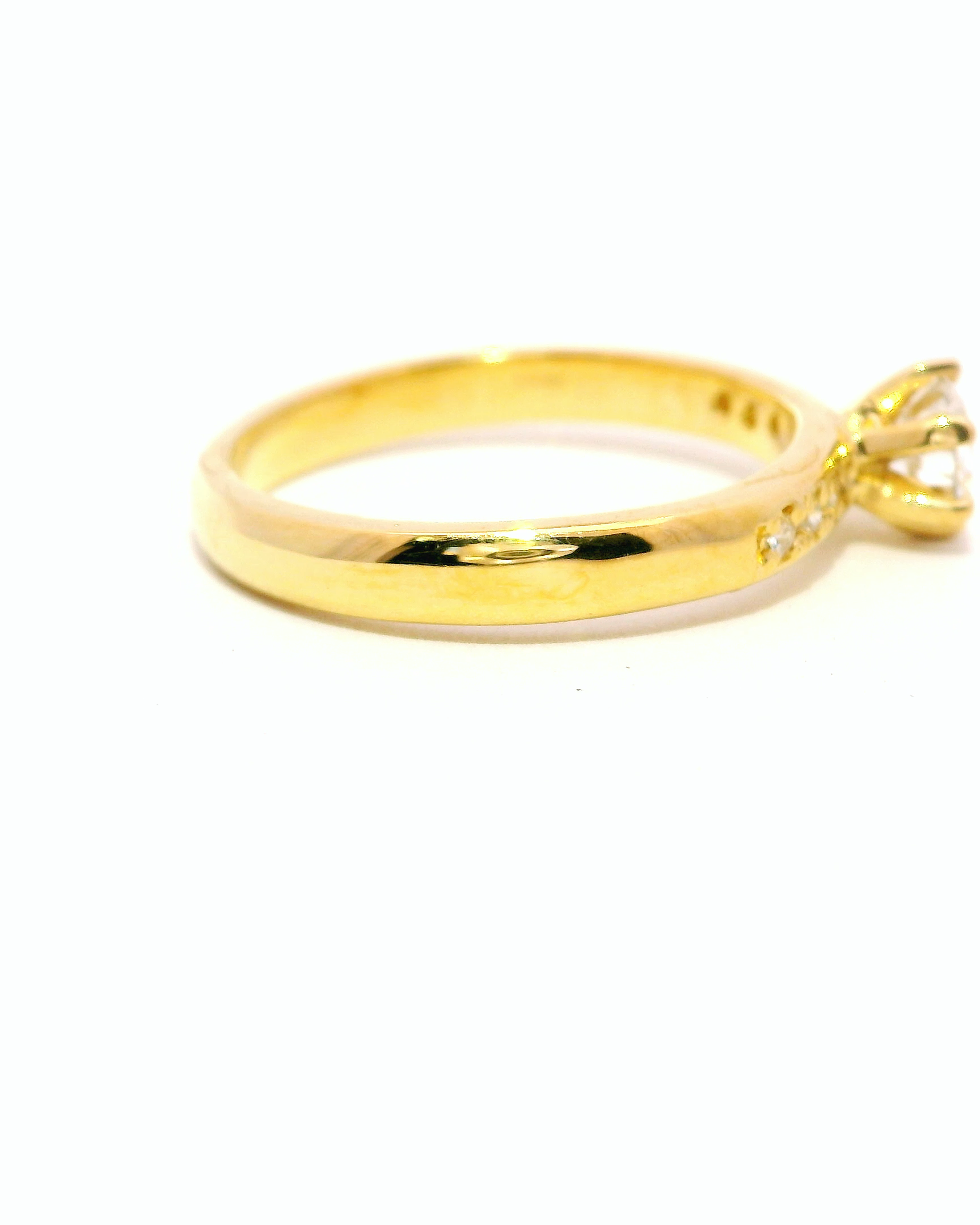 Anillo Solitario en Oro Amarillo con Diamantes