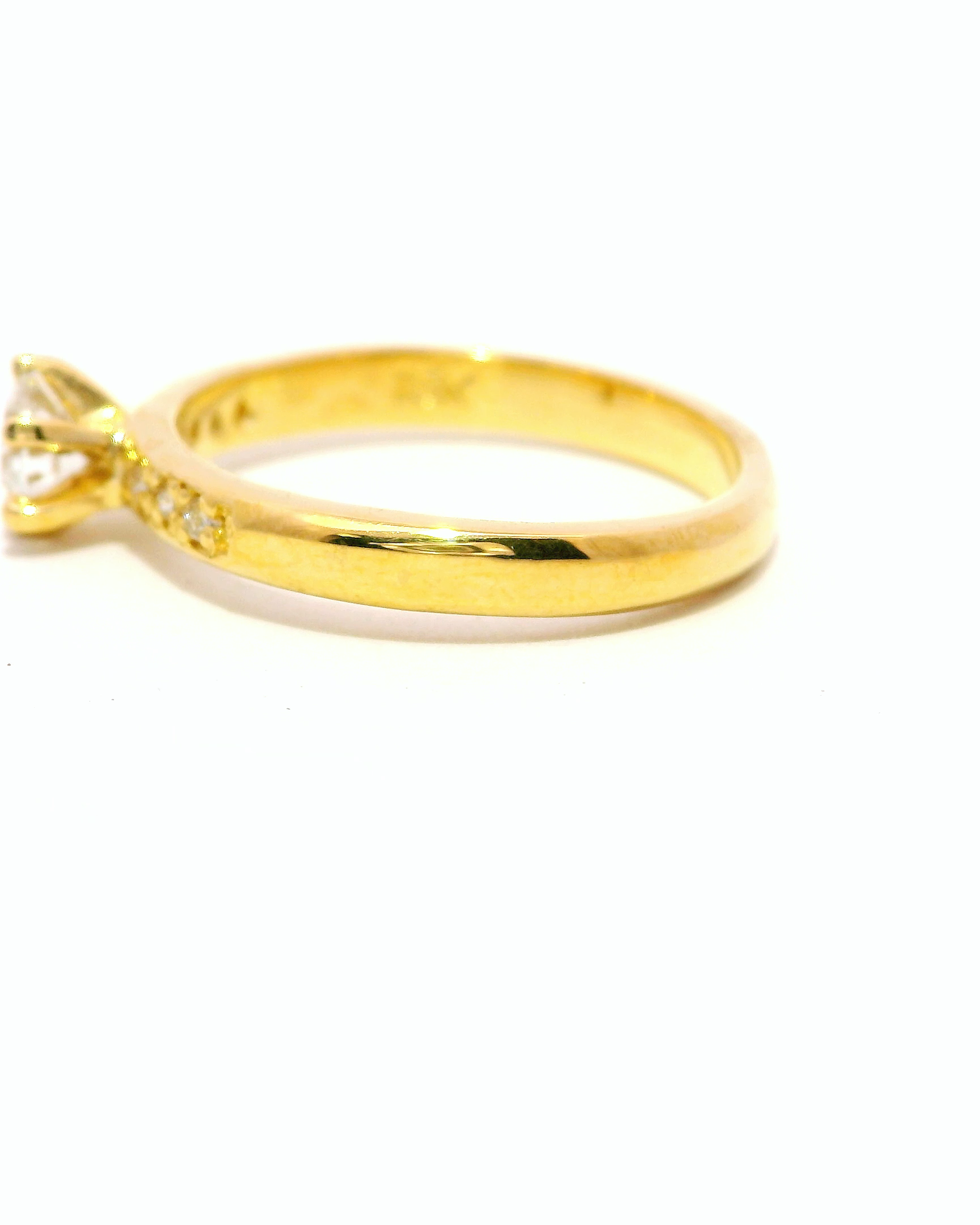 Anillo Solitario en Oro Amarillo con Diamantes