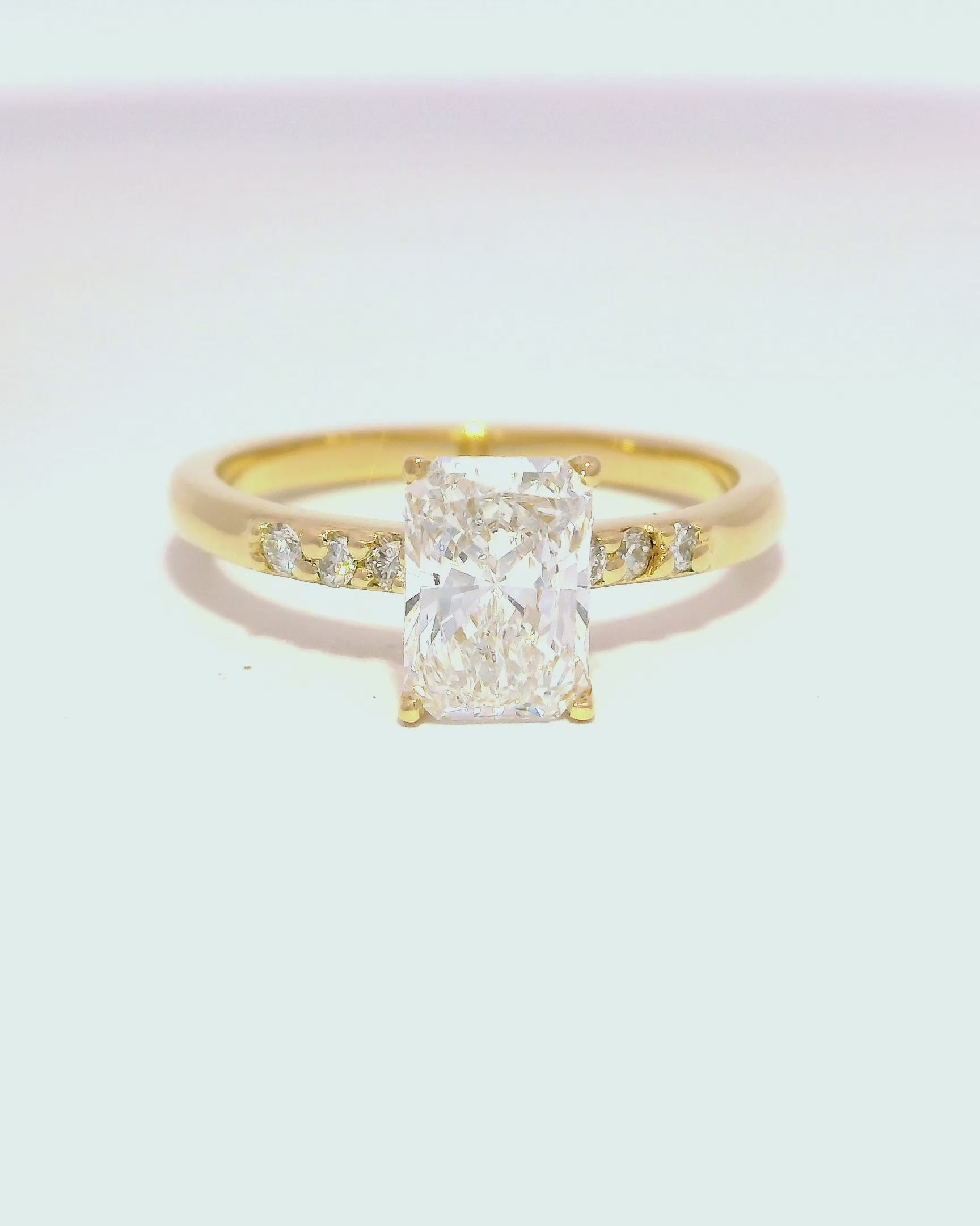 Anillo de compromiso con diamante radiante de 1kt en oro amarillo 18k ley
