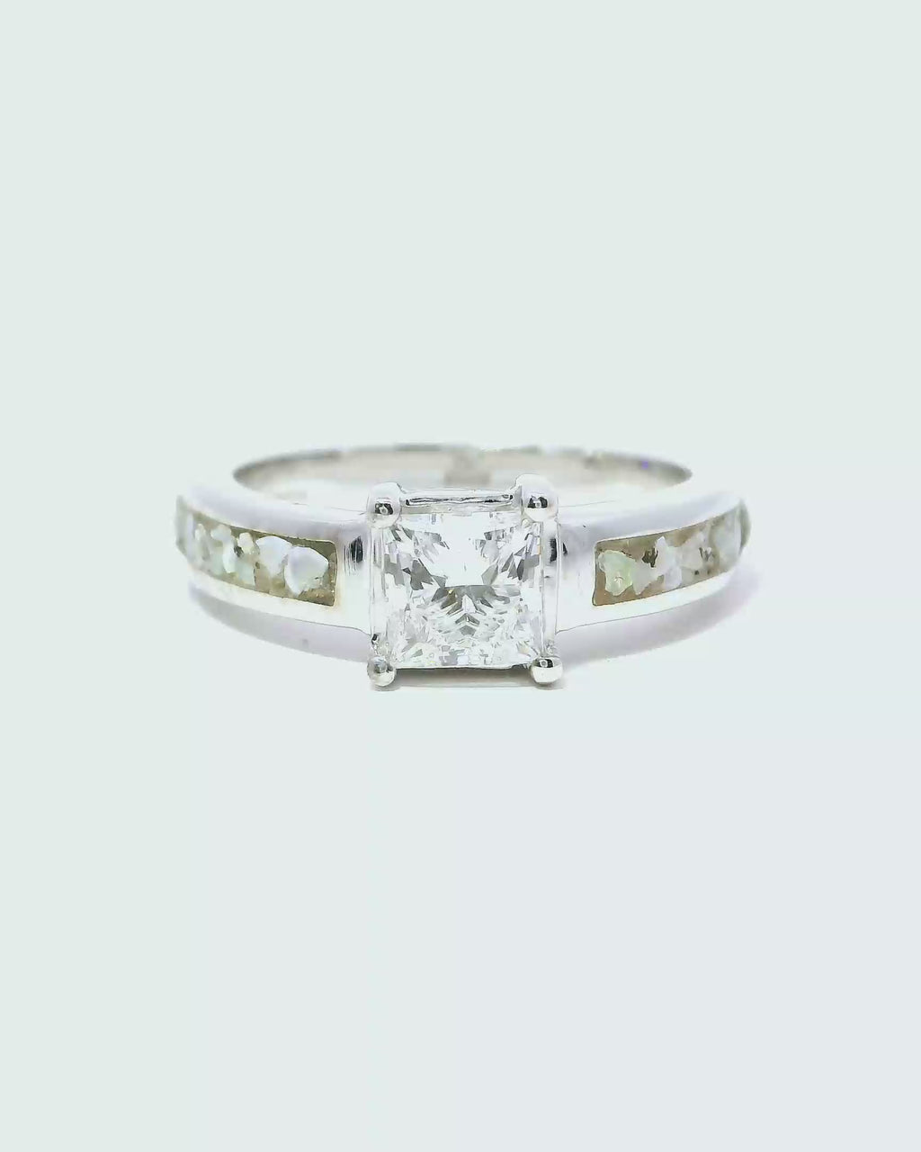 Anillo Solitario en Oro blanco 18k Ley con Diamante de 0.70cts y Opalo Granulado