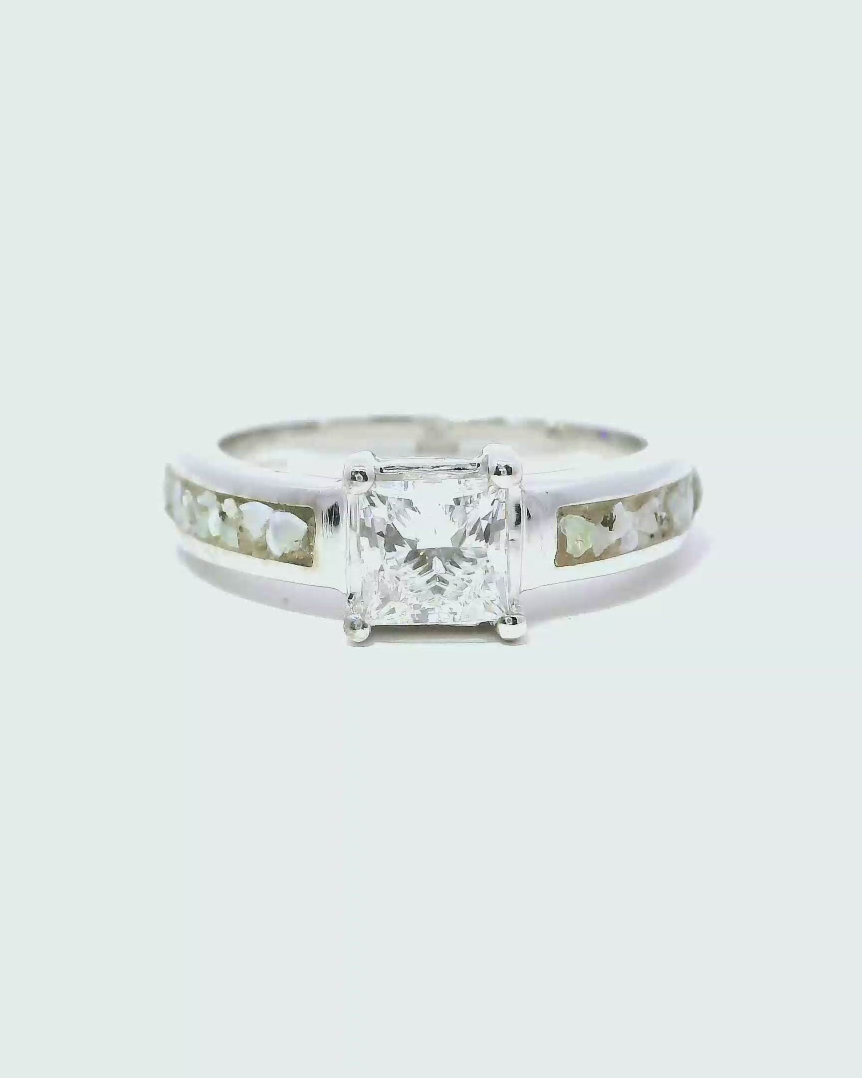Anillo Solitario en Oro blanco 18k Ley con Diamante de 0.70cts y Opalo Granulado