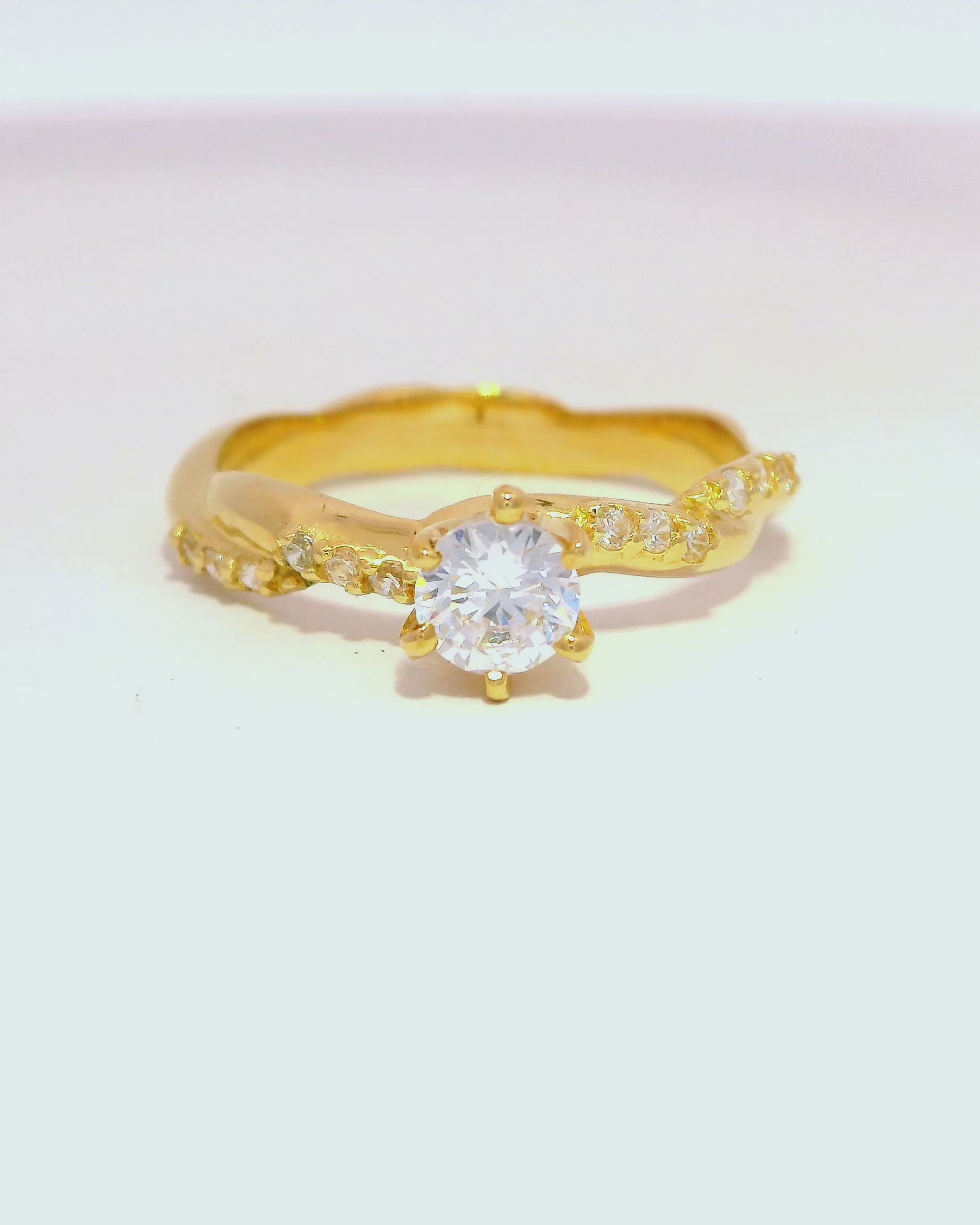 Anillo de compromiso en oro amarillo 18k ley tipo soga