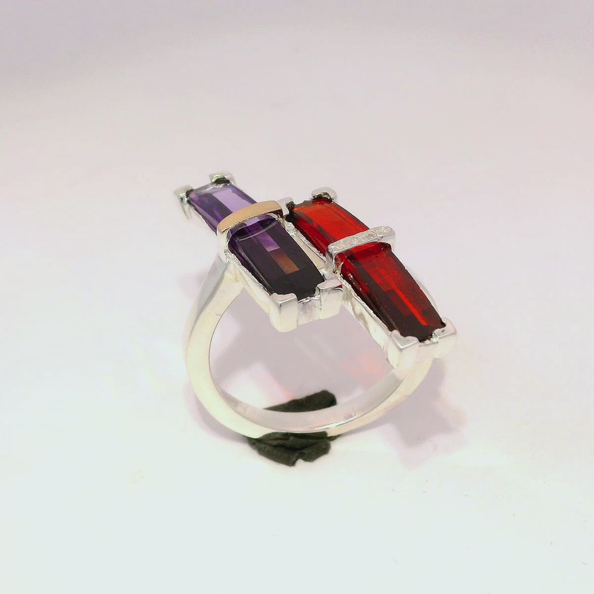Anillo de plata con oro de zircones granates y morados
