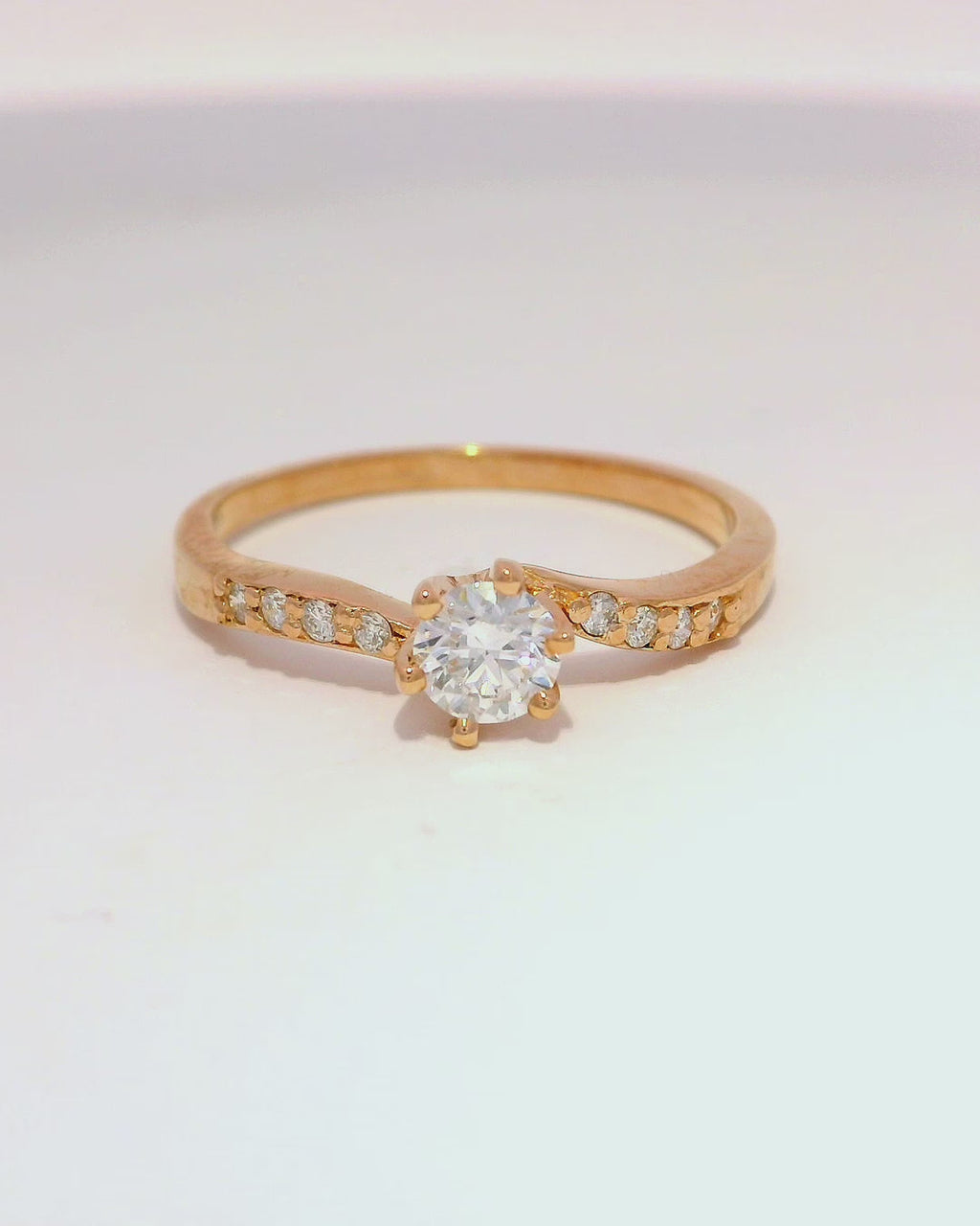 Anillo de compromiso en oro rosa 18k ley con diamantes