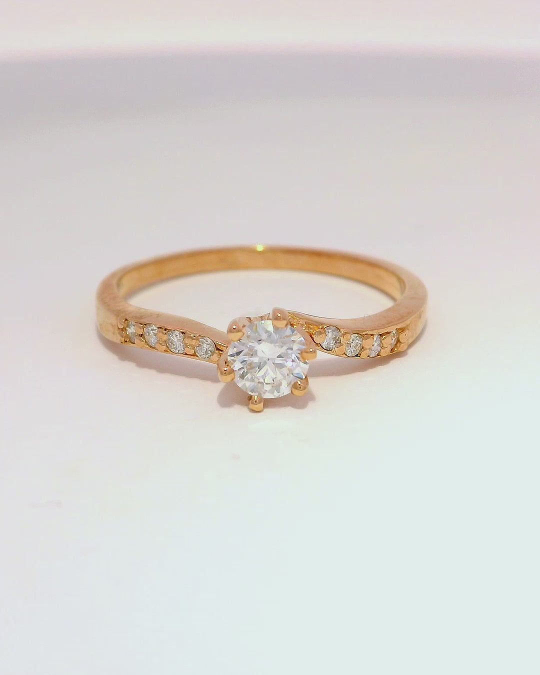 Anillo de compromiso en oro rosa 18k ley con diamantes