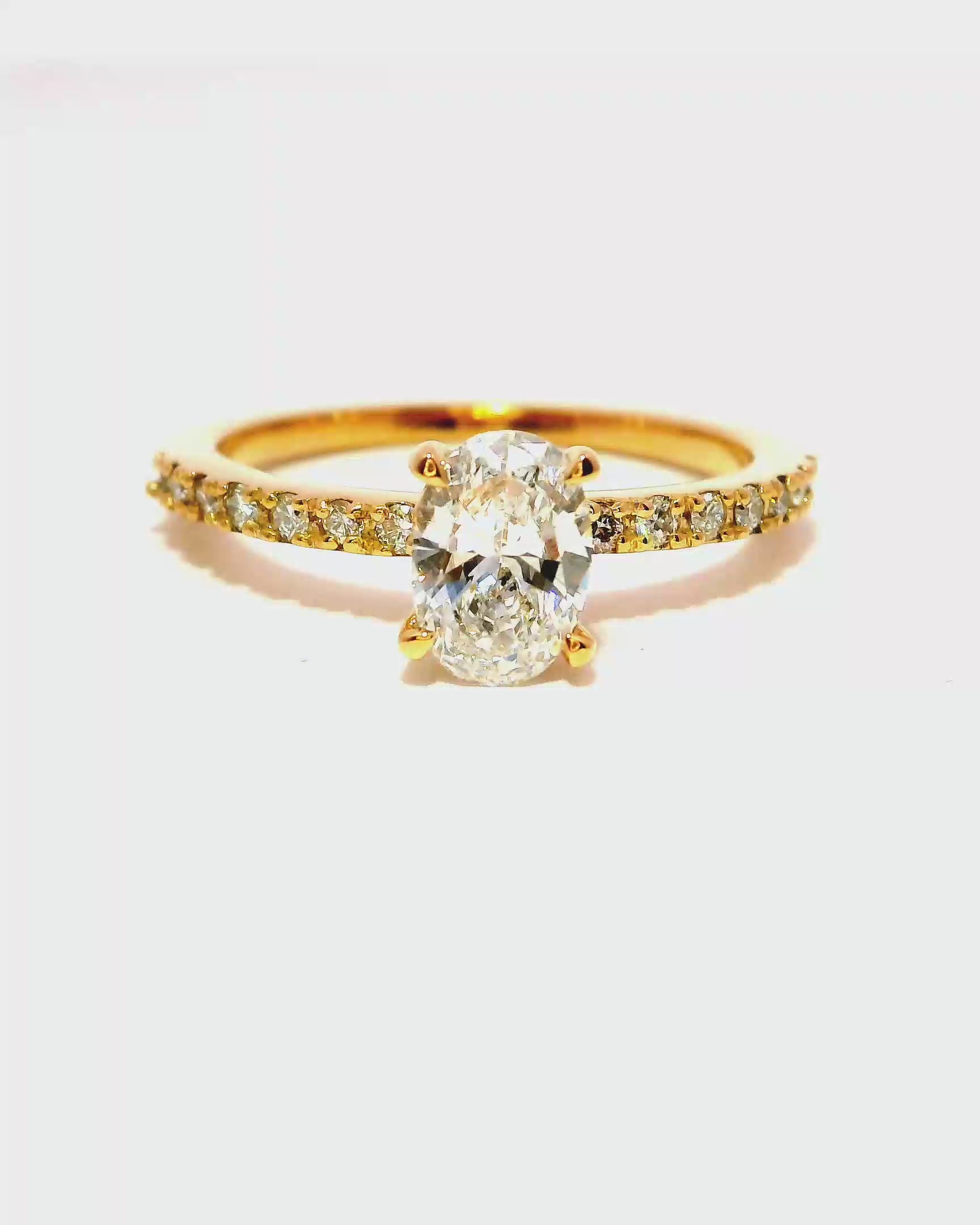 Anillo de Compromiso en Oro Amarillo Oval Brillante 0.50 cts