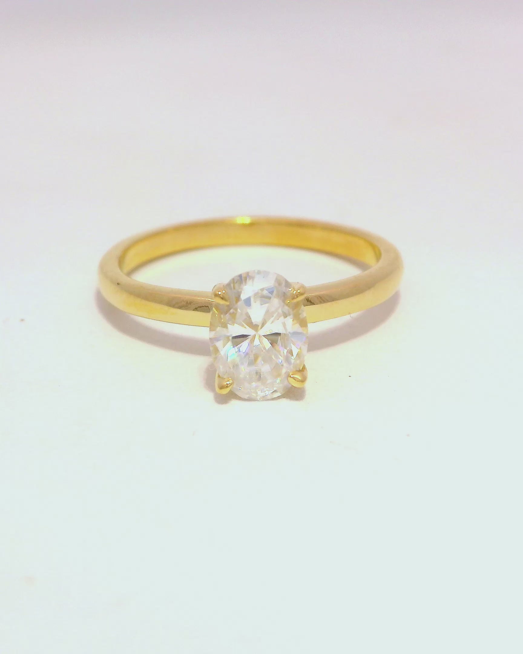 Solitario Oval Insignia en Oro amarillo 18k ley