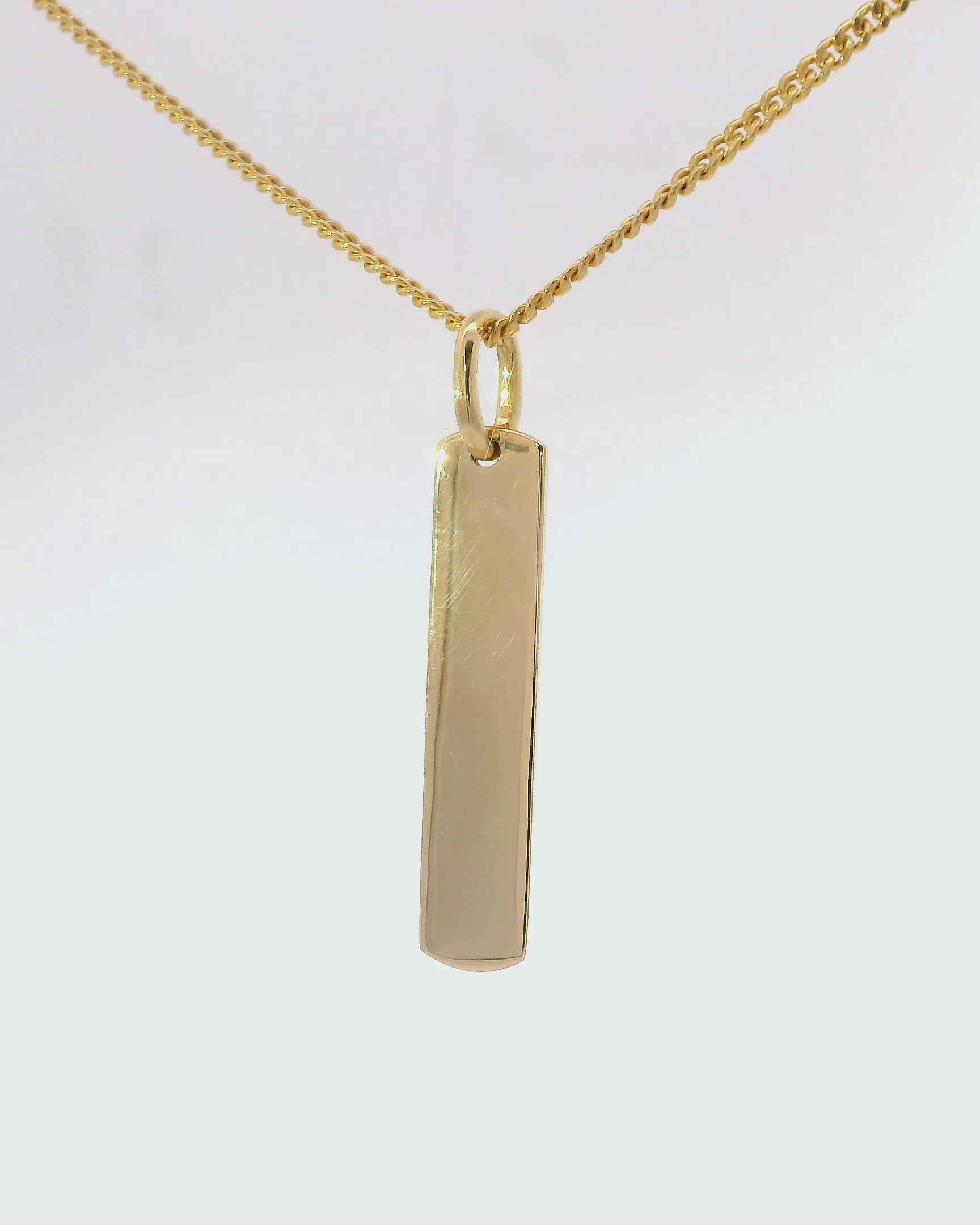 Elegante dije de placa en oro amarillo 18k ley