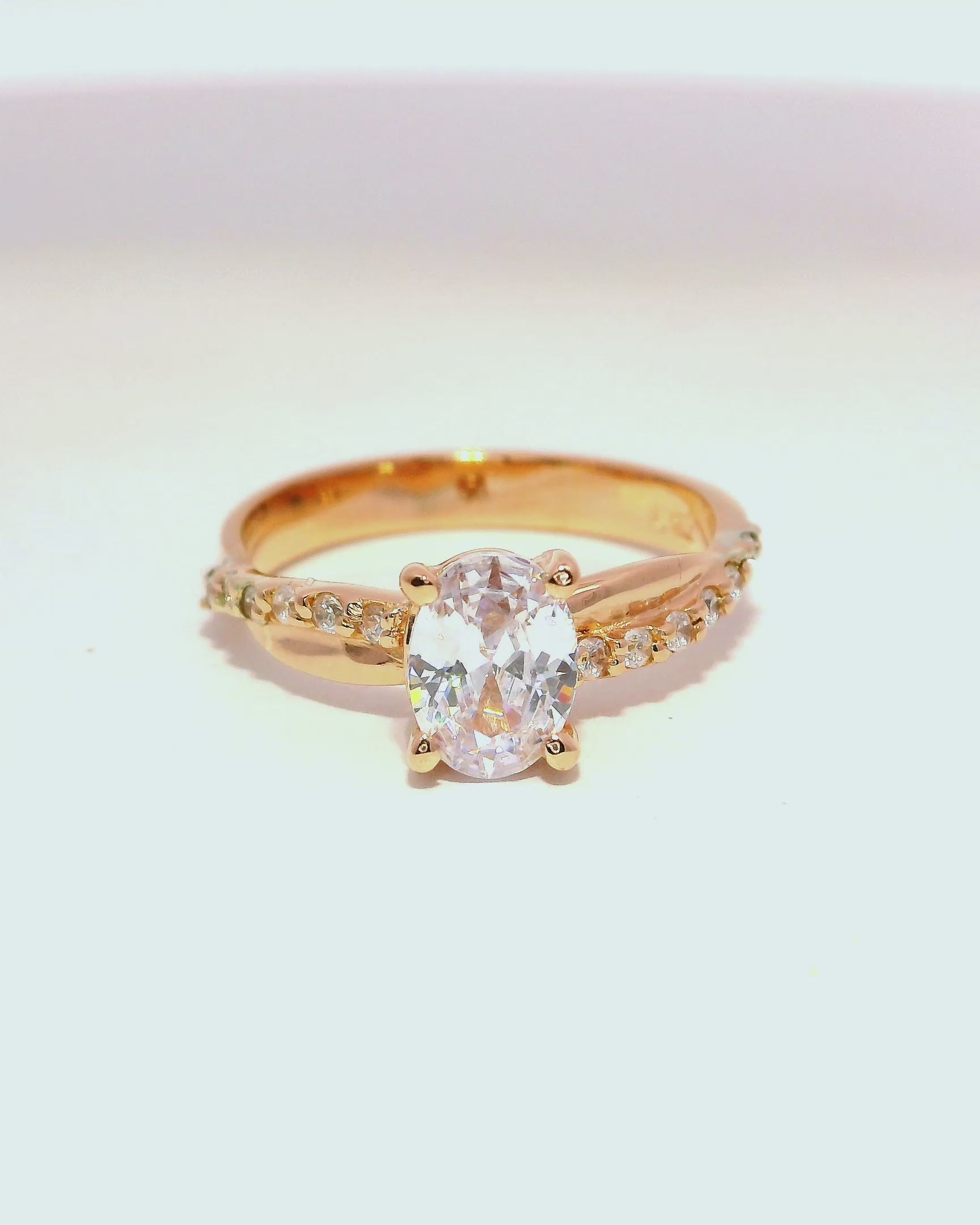 Anillo de compromiso oro rosa 18k ley con diamante oval de 0.75 cts entrelazado