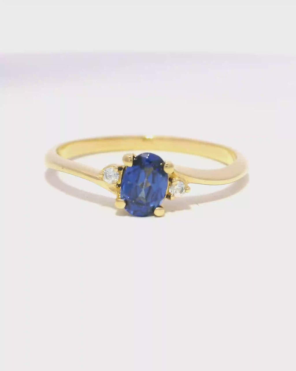 Anillo de zafiro oval oro amarillo 18k Ley
