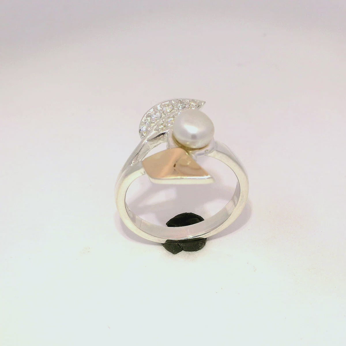Anillo elegante con perla y zircones blancos en plata con oro