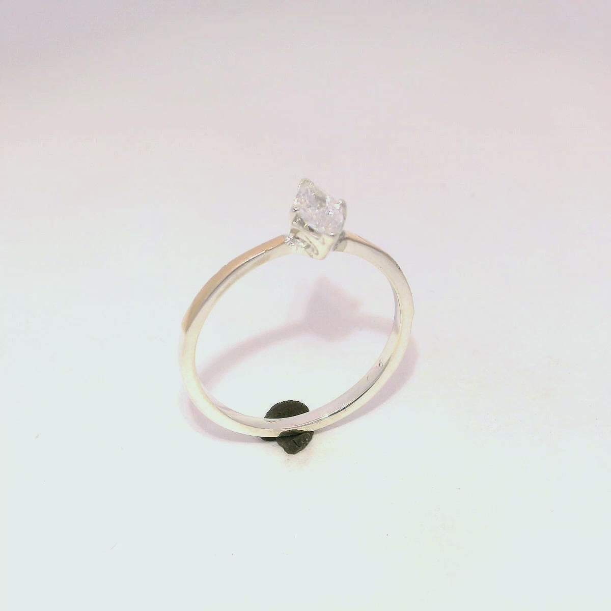 Anillo de compromiso con zircón marquesa
