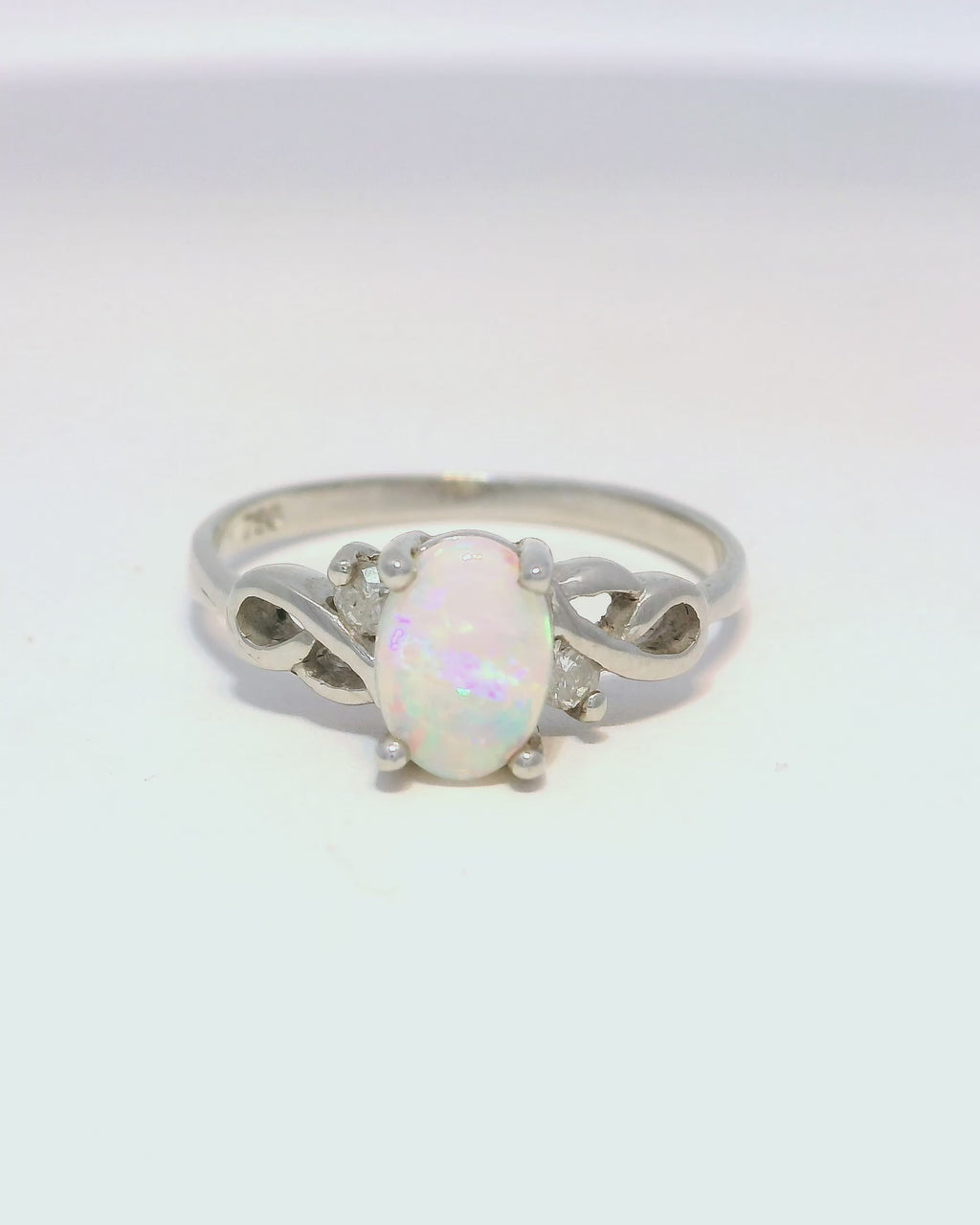Anillo de compromiso en oro blanco 18k ley con ópalo australiano natural