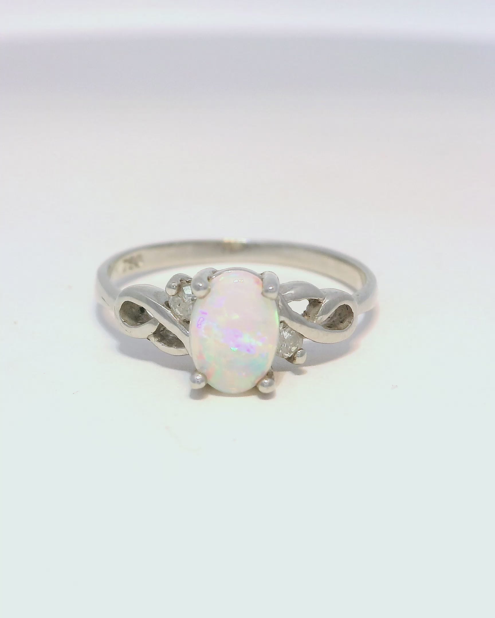 Anillo de compromiso en oro blanco 18k ley con ópalo australiano natural