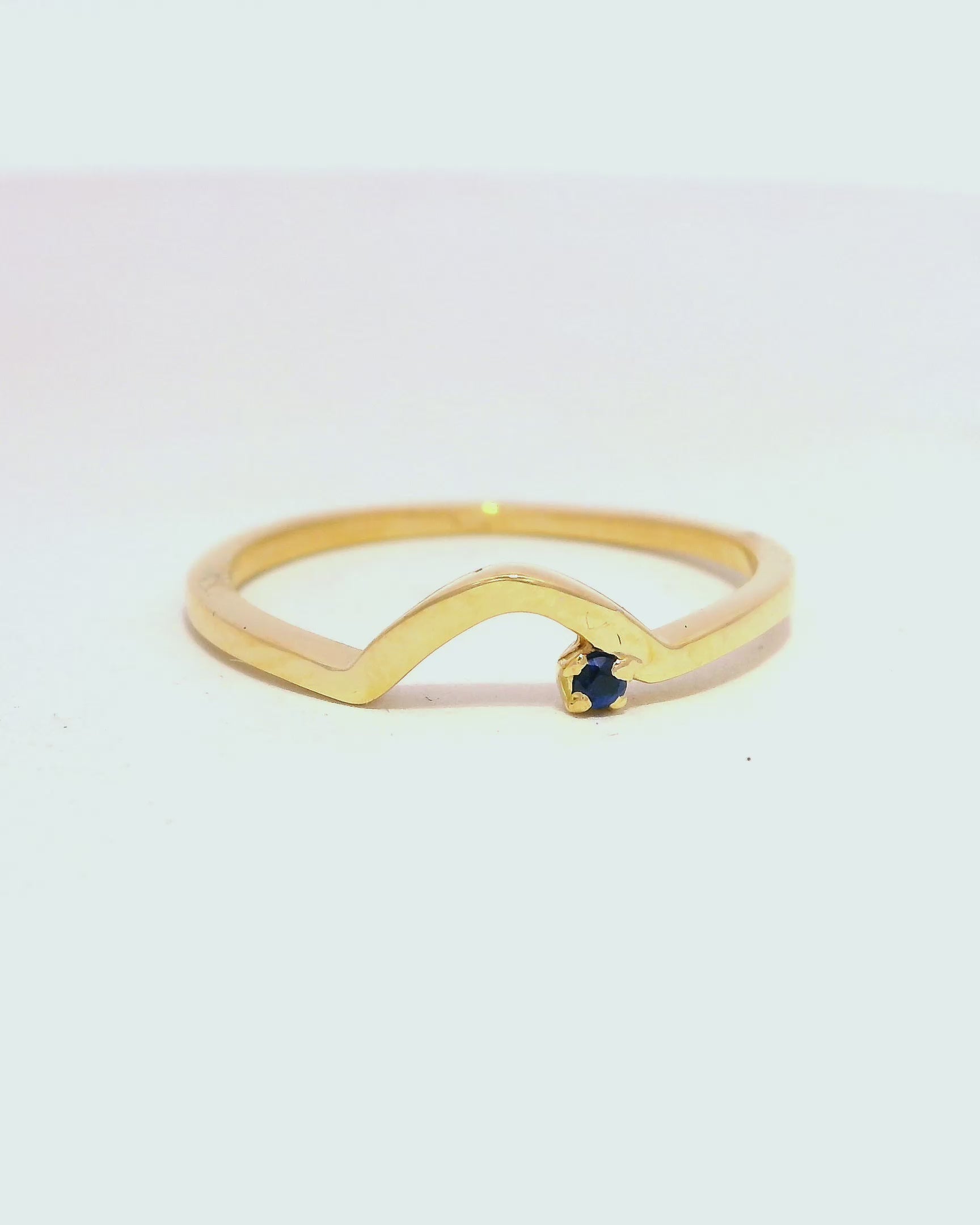 Anillo media luna en oro amarillo 18k ley