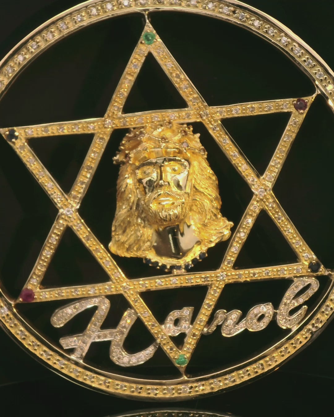 Broche dorado con figura religiosa