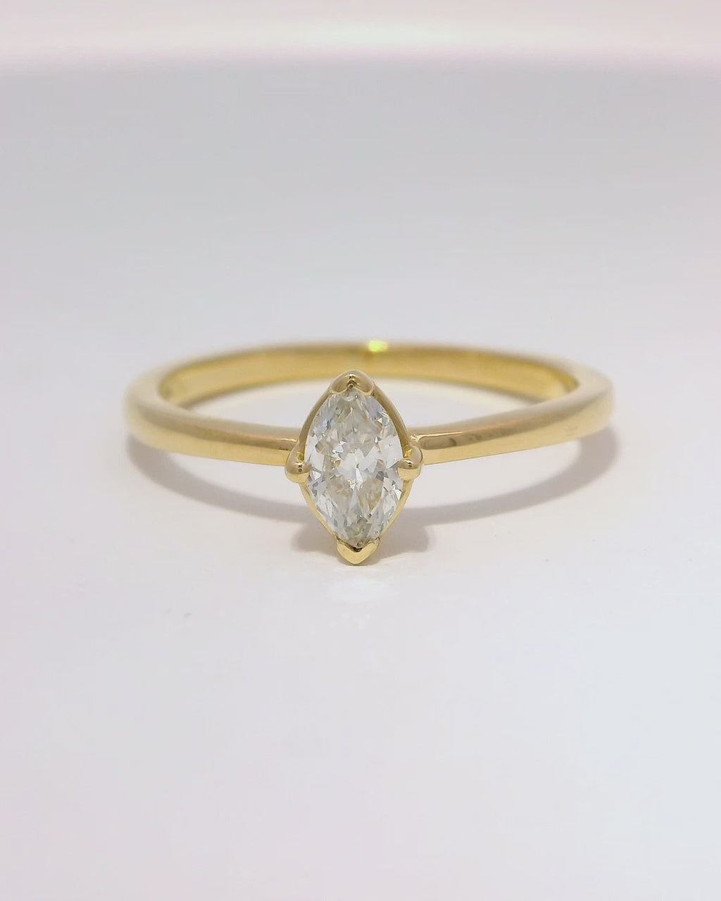 Anillo de compromiso amarillo 18k ley con marquesa