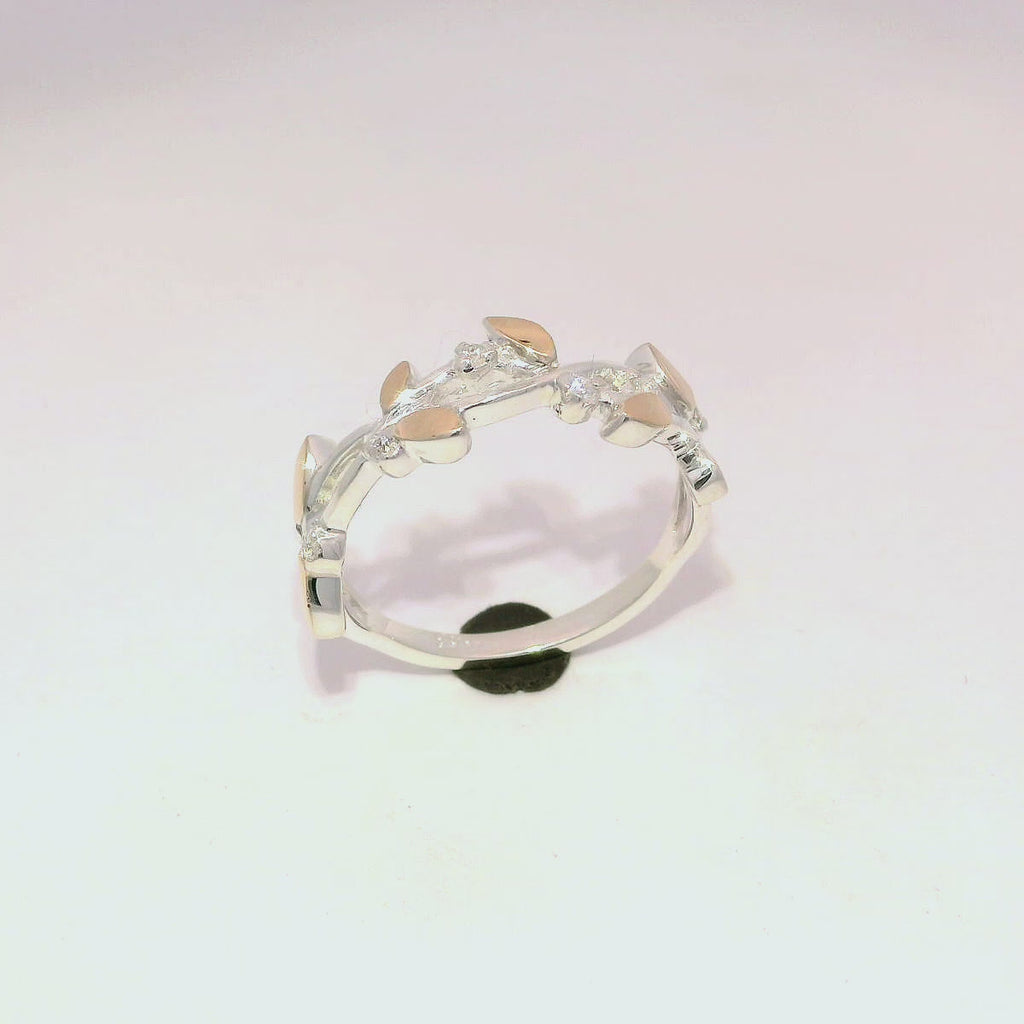 Anillo elegante con diseño floral en plata con oro
