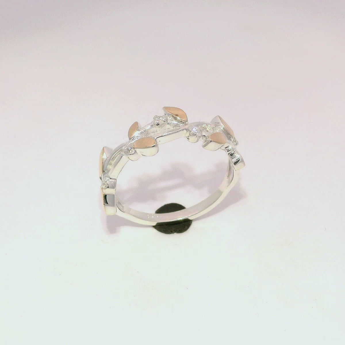 Anillo elegante con diseño floral en plata con oro