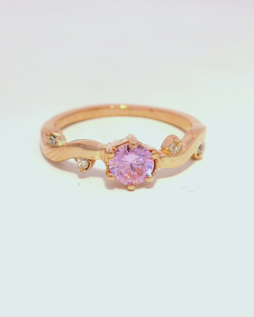 Anillo de oro rosa con zirón rosado