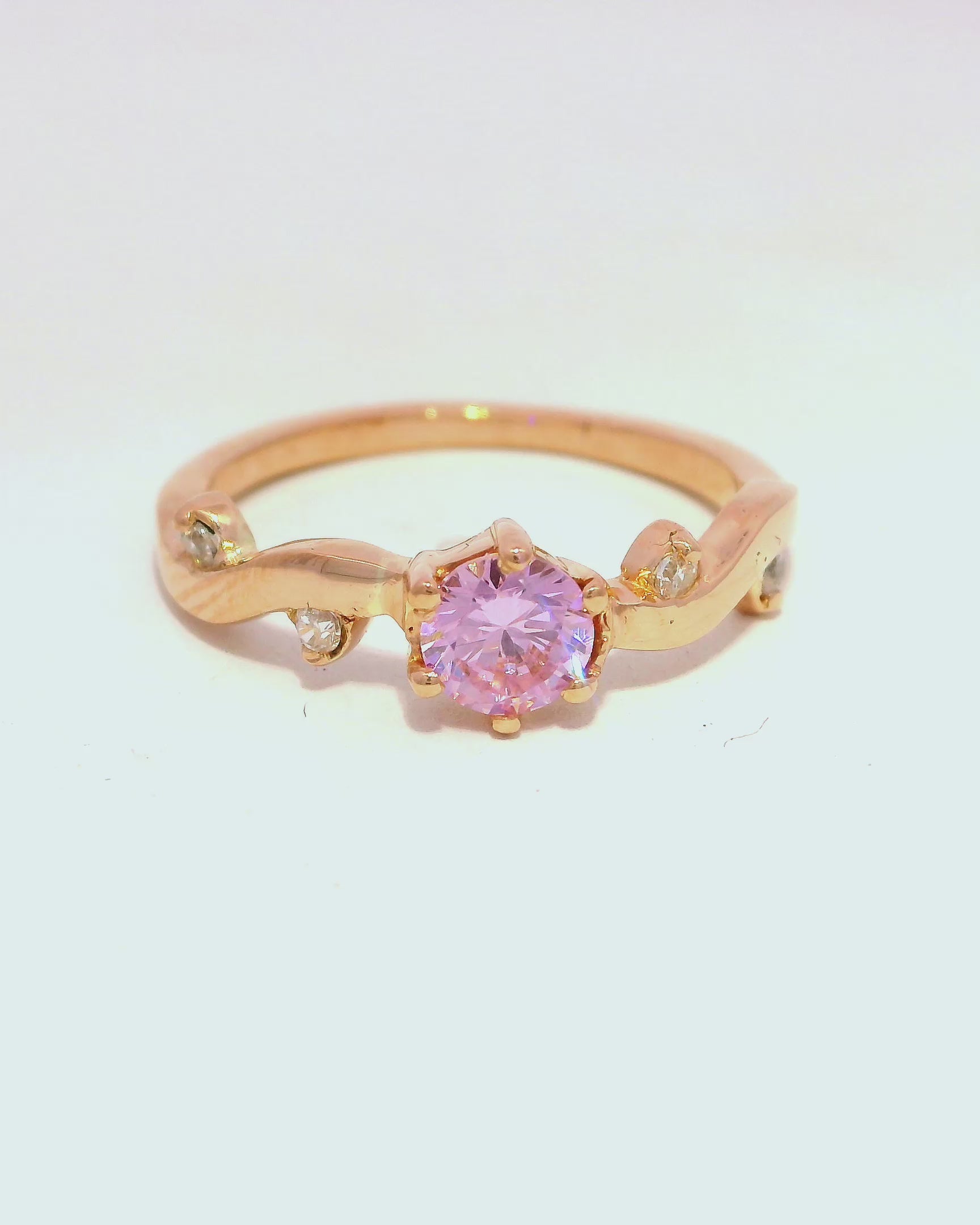 Anillo de oro rosa con zirón rosado