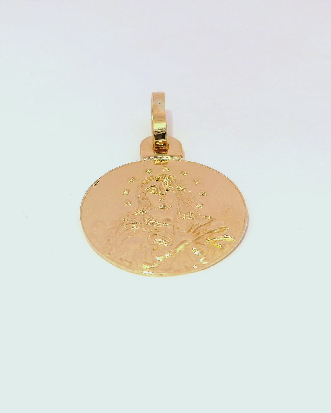 Colgante en oro amarillo 18k ley con diseño detallado